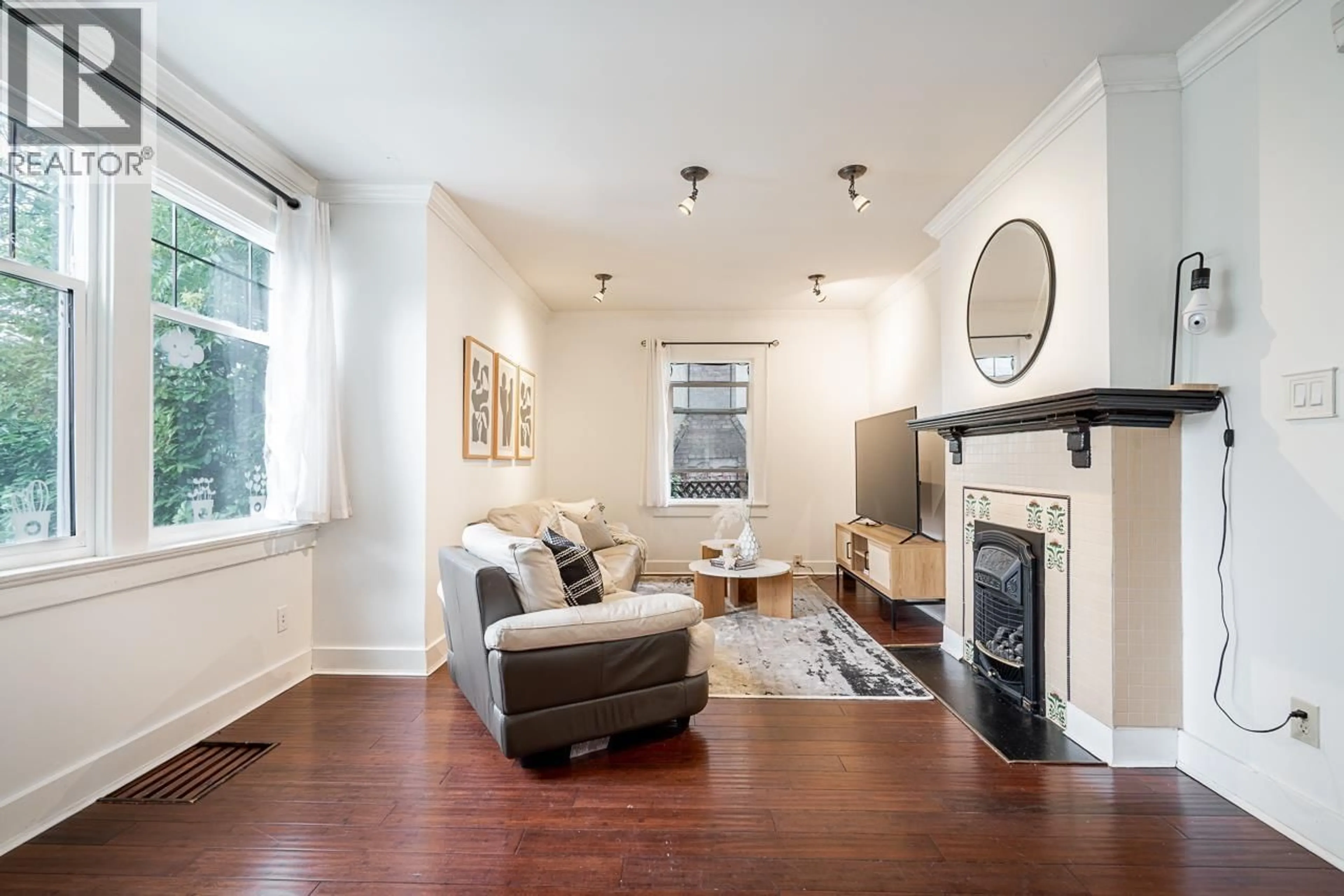 Living room with furniture, unknown for 202 SEVENTH STREET, New Westminster British Columbia V3M3K3