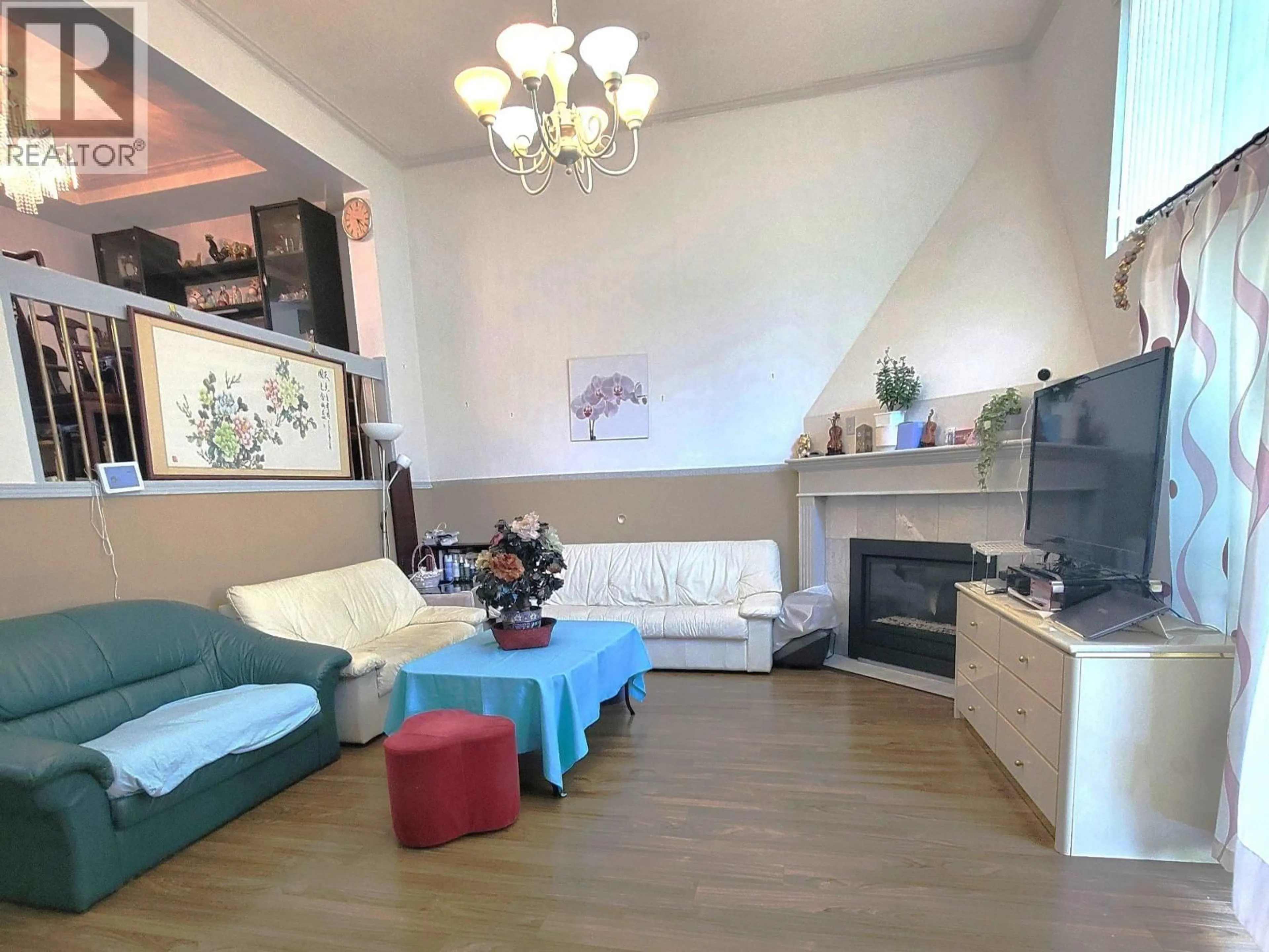 Living room with furniture, wood/laminate floor for 5 - 8591 BLUNDELL ROAD, Richmond British Columbia V6Y1K2