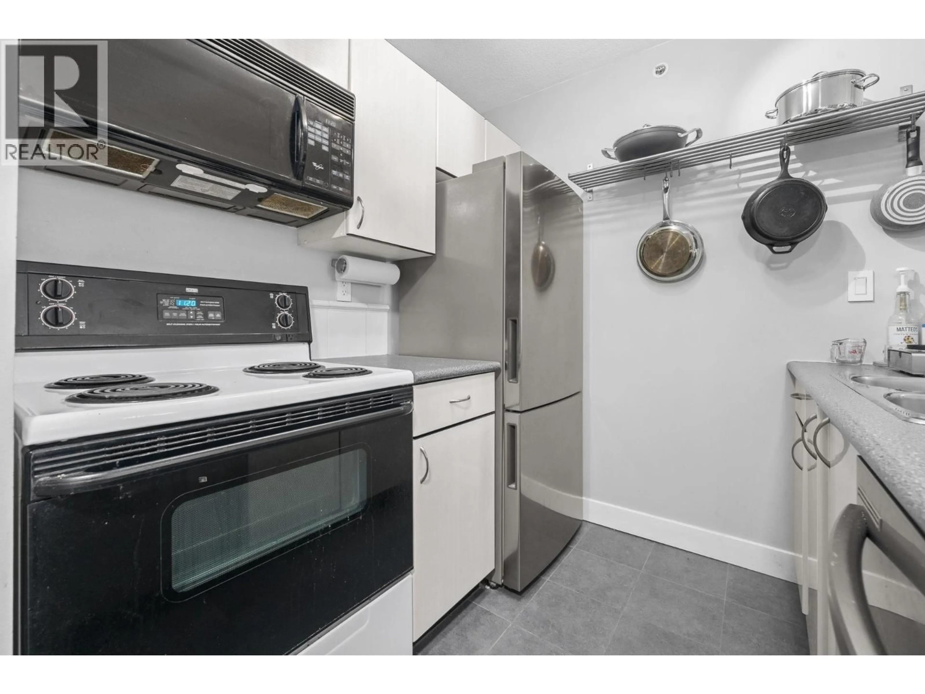 Standard kitchen, unknown for 2803 - 939 HOMER STREET, Vancouver British Columbia V6B2W6