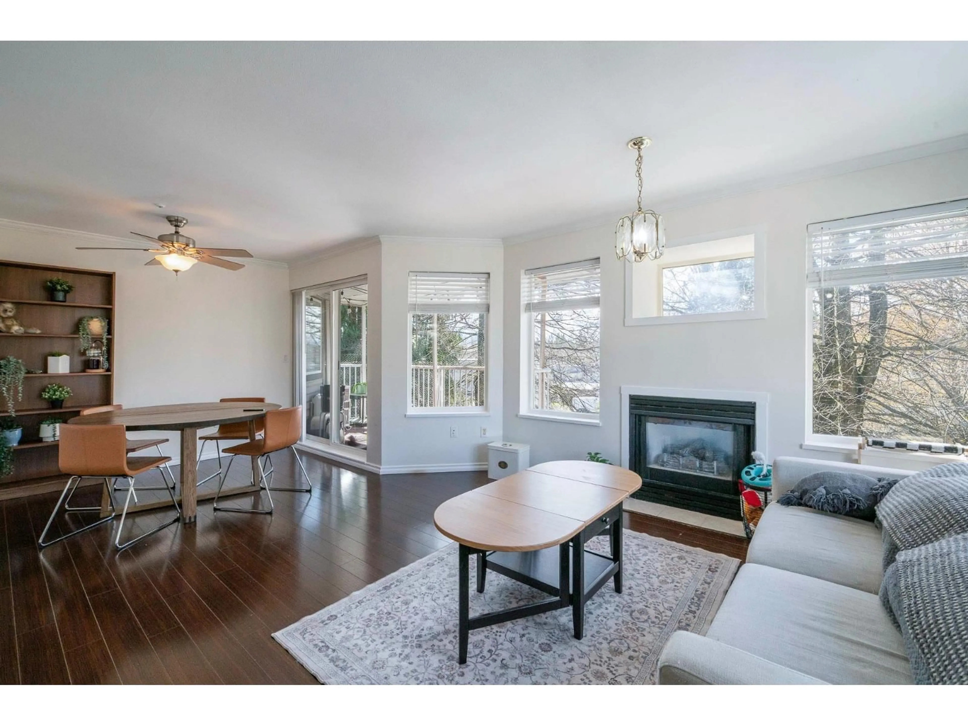 Living room with furniture, wood/laminate floor for 407 - 33407 TESSARO CRESCENT, Abbotsford British Columbia V2S3K8