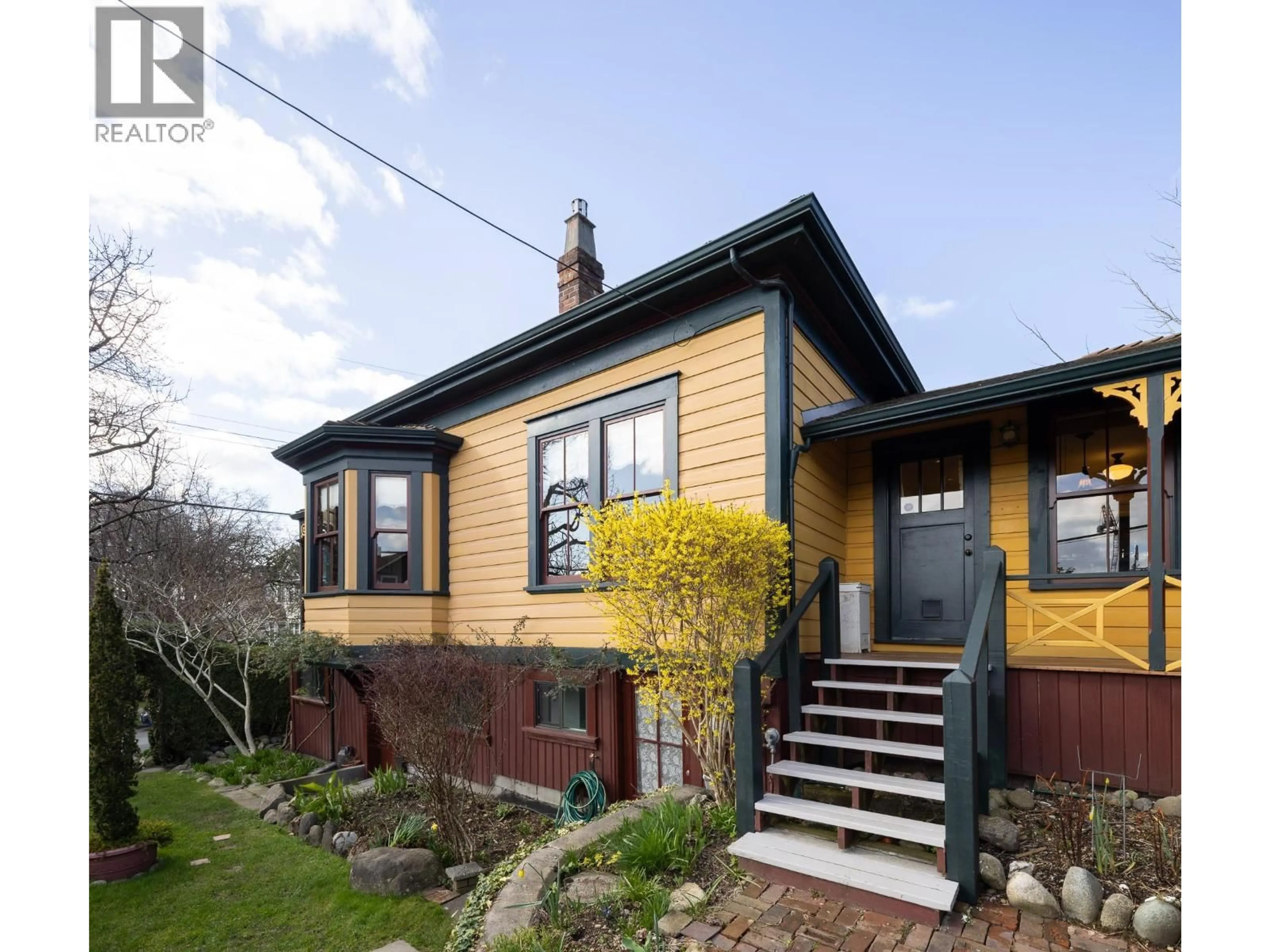 Home with vinyl exterior material, street for 217 NINTH STREET, New Westminster British Columbia V3M3V4