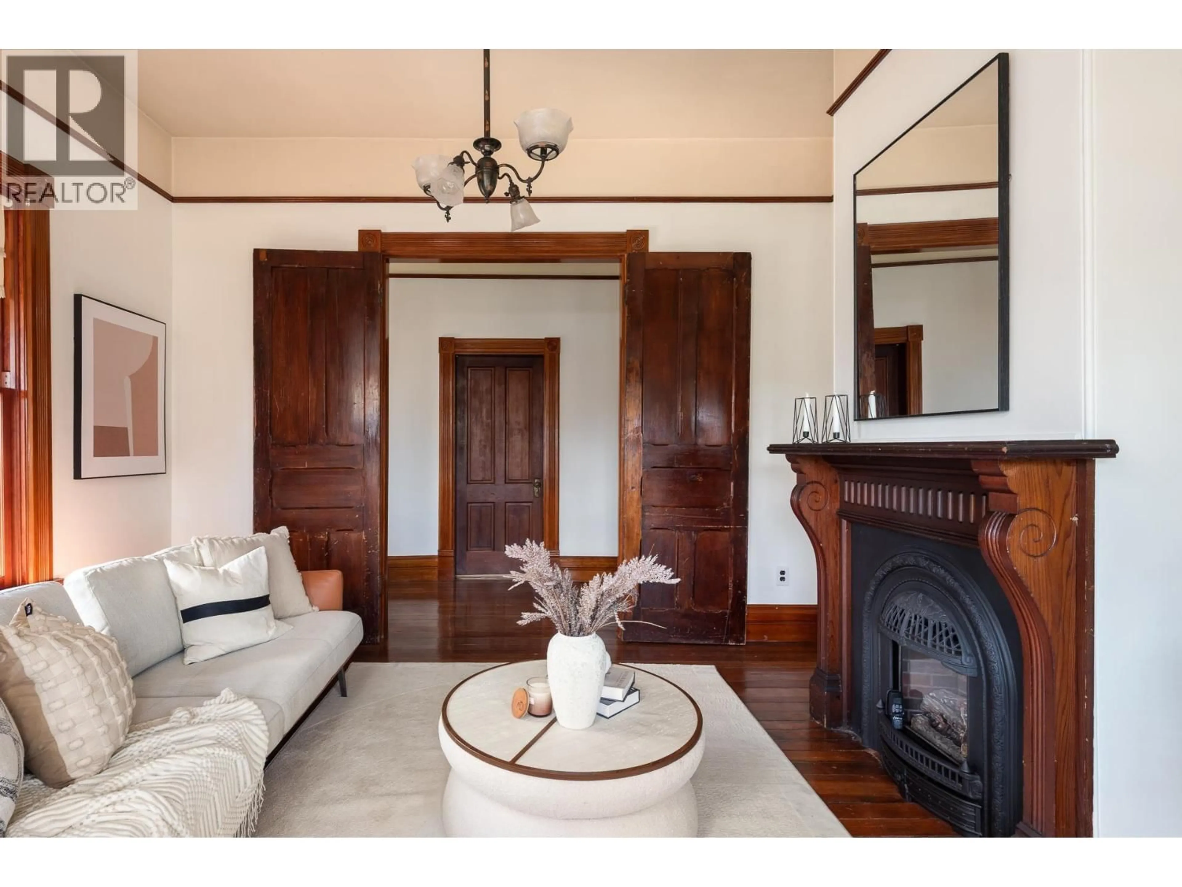 Living room with furniture, wood/laminate floor for 217 NINTH STREET, New Westminster British Columbia V3M3V4