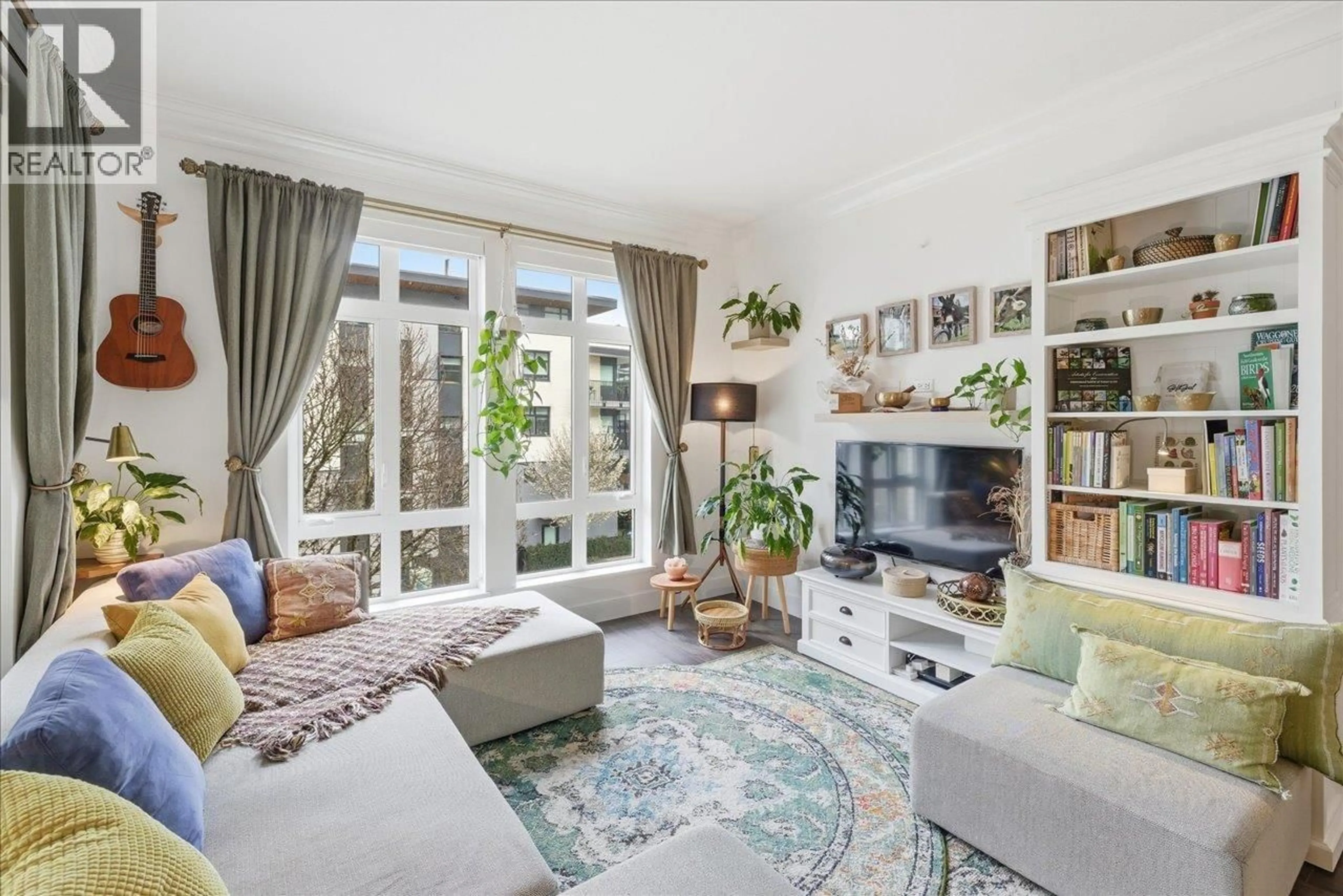 Living room with furniture, unknown for 306 - 168 35TH AVENUE, Vancouver British Columbia V5W1A6