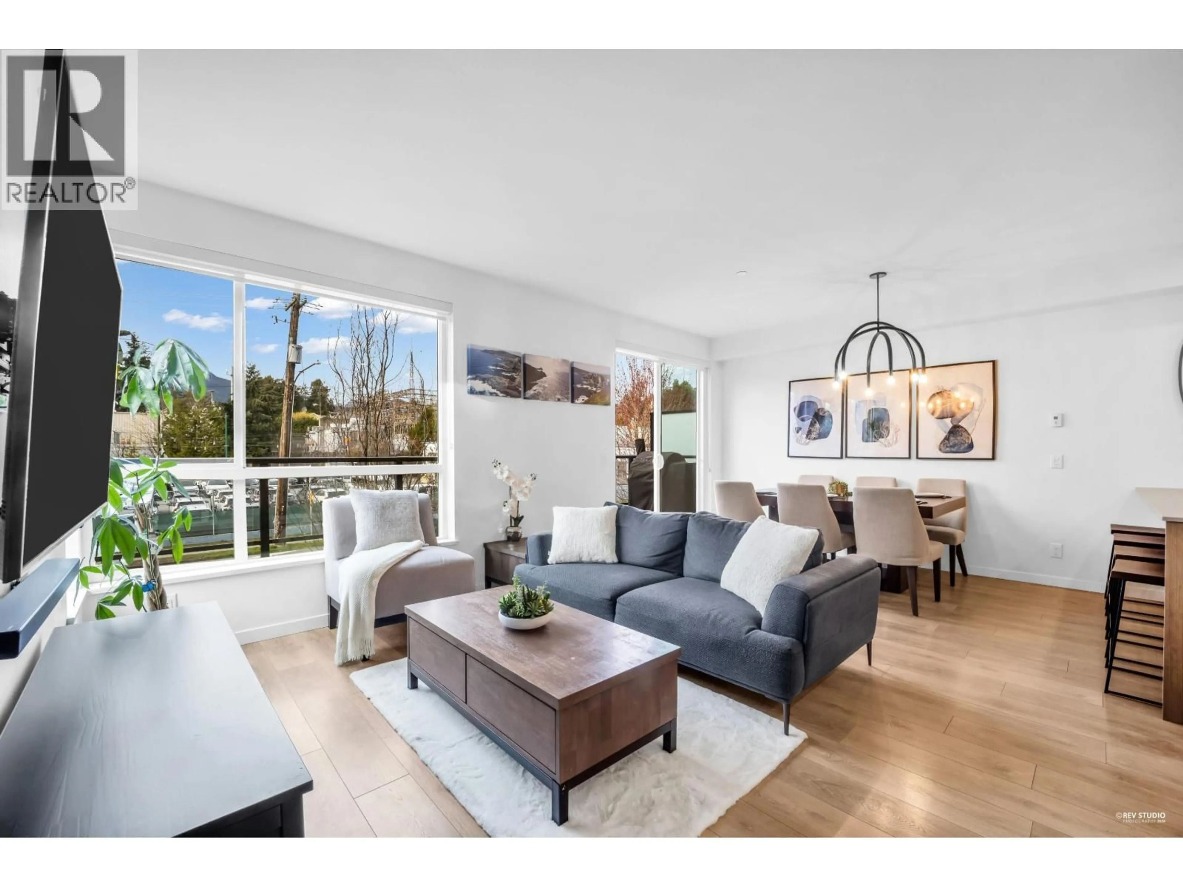 Living room with furniture, wood/laminate floor for 1 - 533 3RD STREET, North Vancouver British Columbia V7L1G4