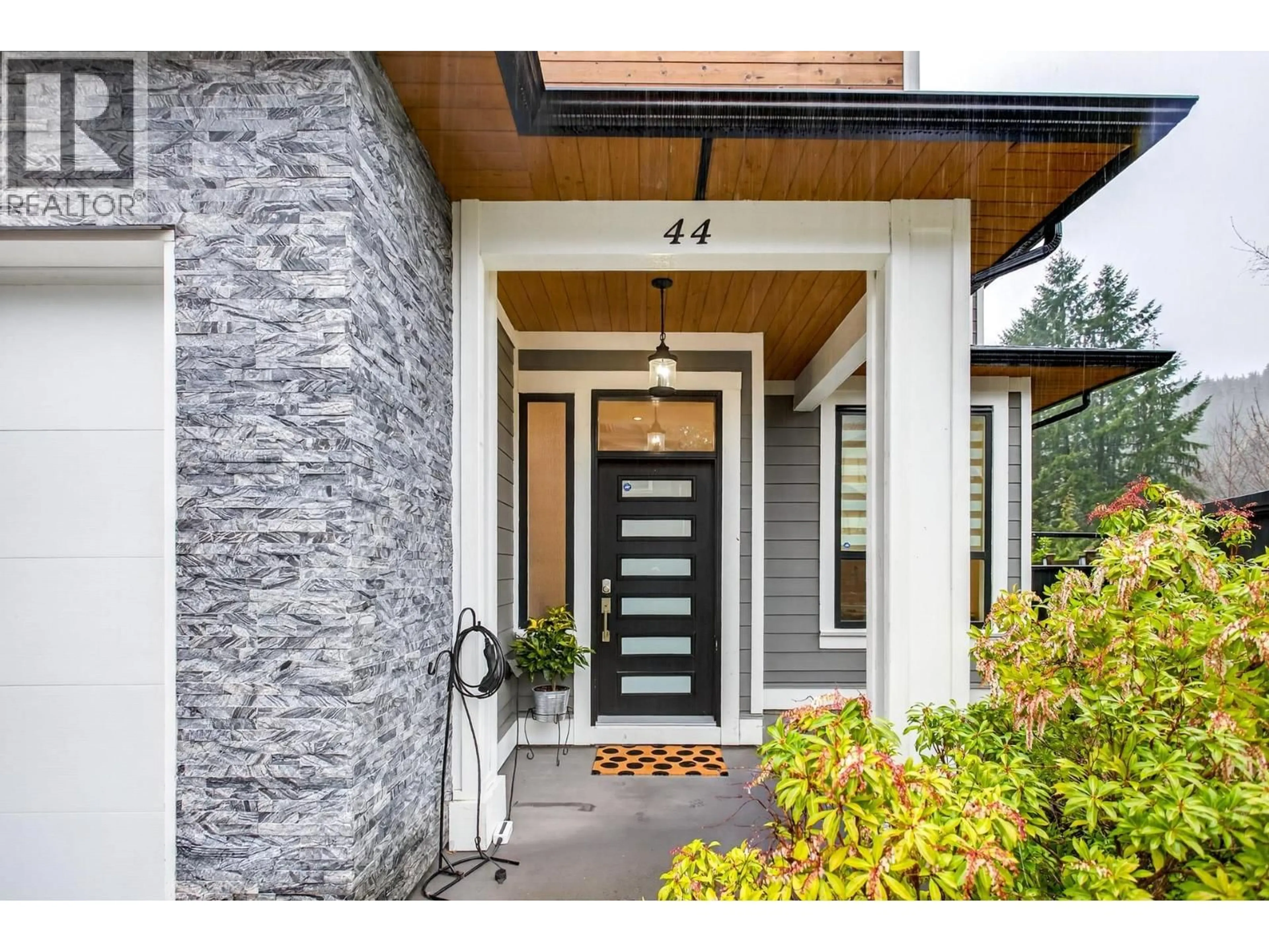 Indoor entryway for 44 - 3295 SUNNYSIDE ROAD, Anmore British Columbia V3H4Z4