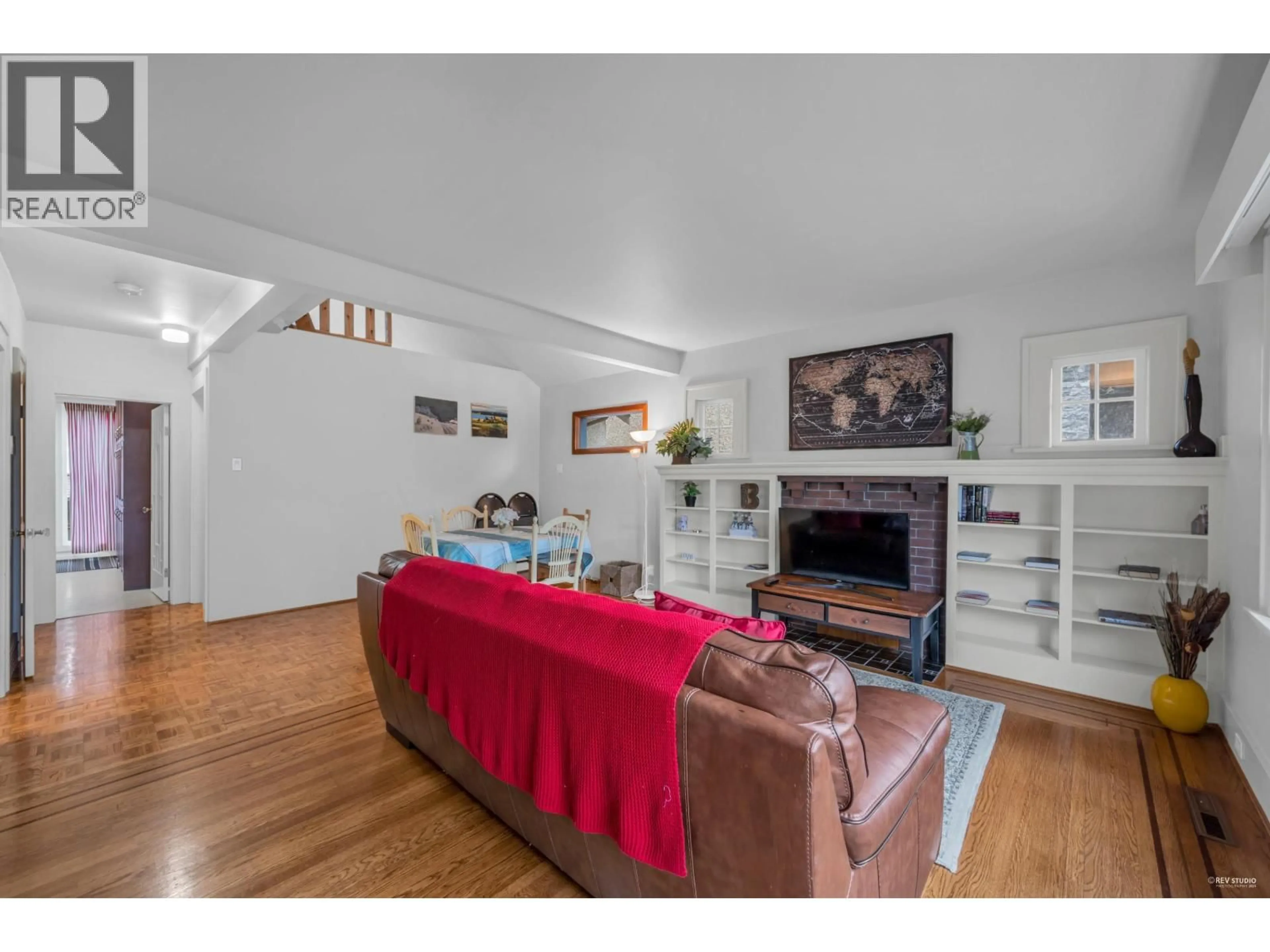 Living room with furniture, wood/laminate floor for 3174 10TH AVENUE, Vancouver British Columbia V6K2K9