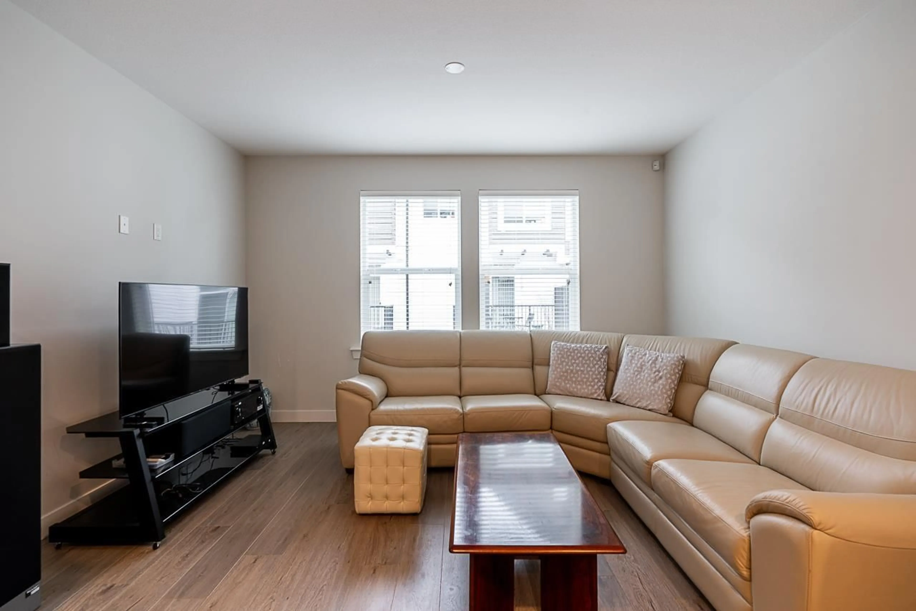 Living room with furniture, wood/laminate floor for 18 - 6089 144 STREET, Surrey British Columbia V3X1A4