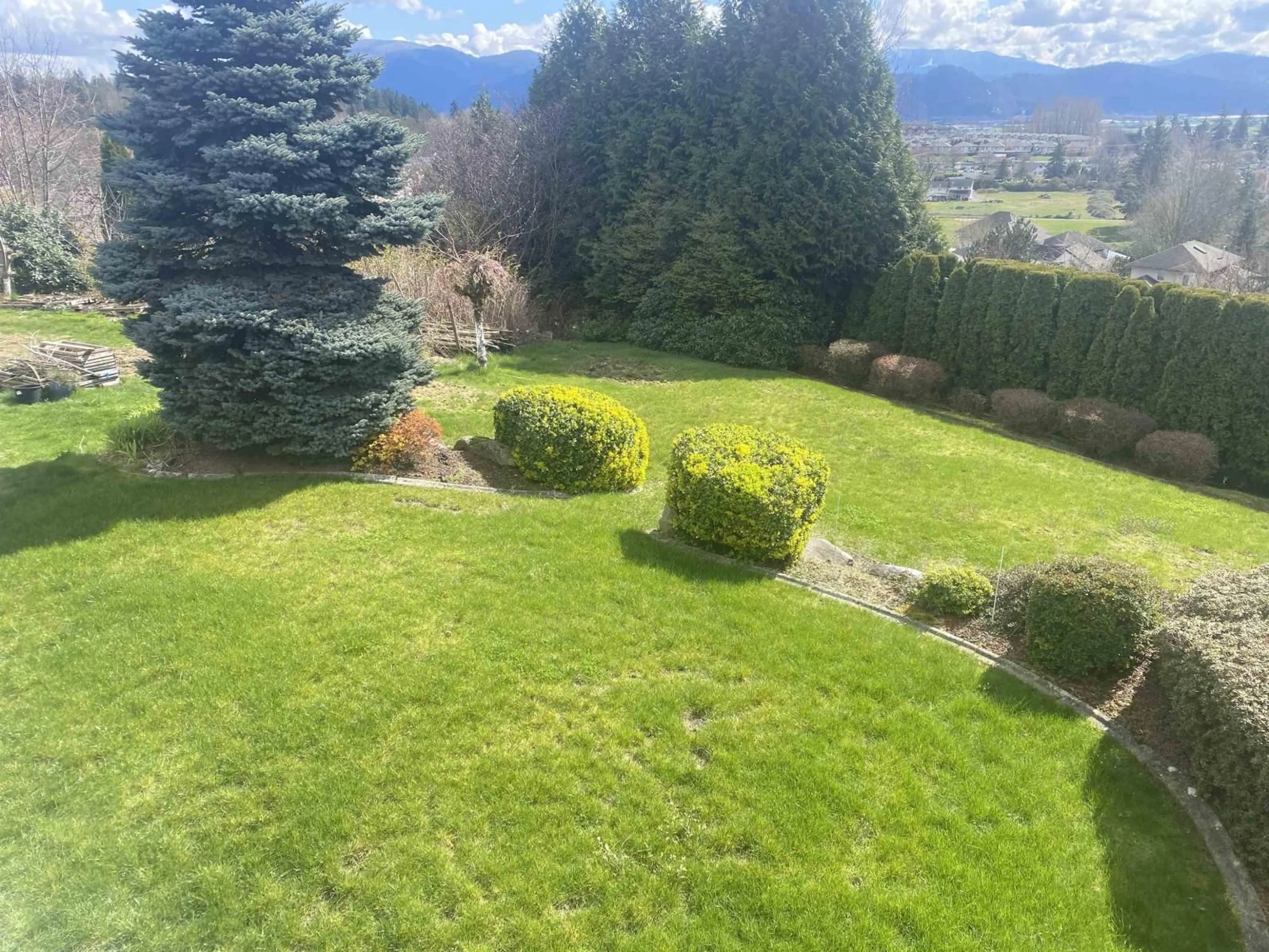 A pic from outside/outdoor area/front of a property/back of a property/a pic from drone, mountain view for 33508 12TH AVENUE, Mission British Columbia V2V5Z6
