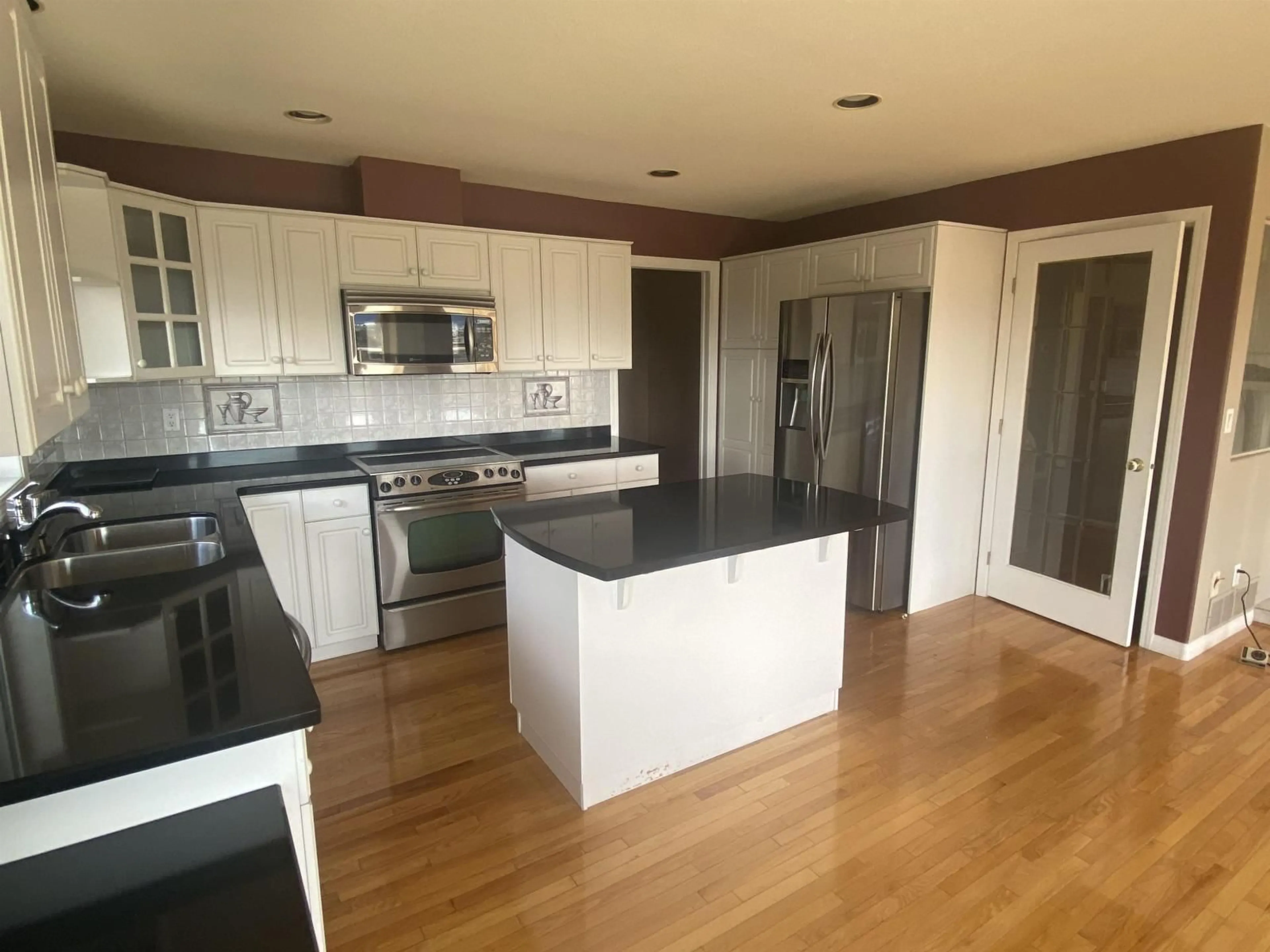 Open concept kitchen, wood/laminate floor for 33508 12TH AVENUE, Mission British Columbia V2V5Z6