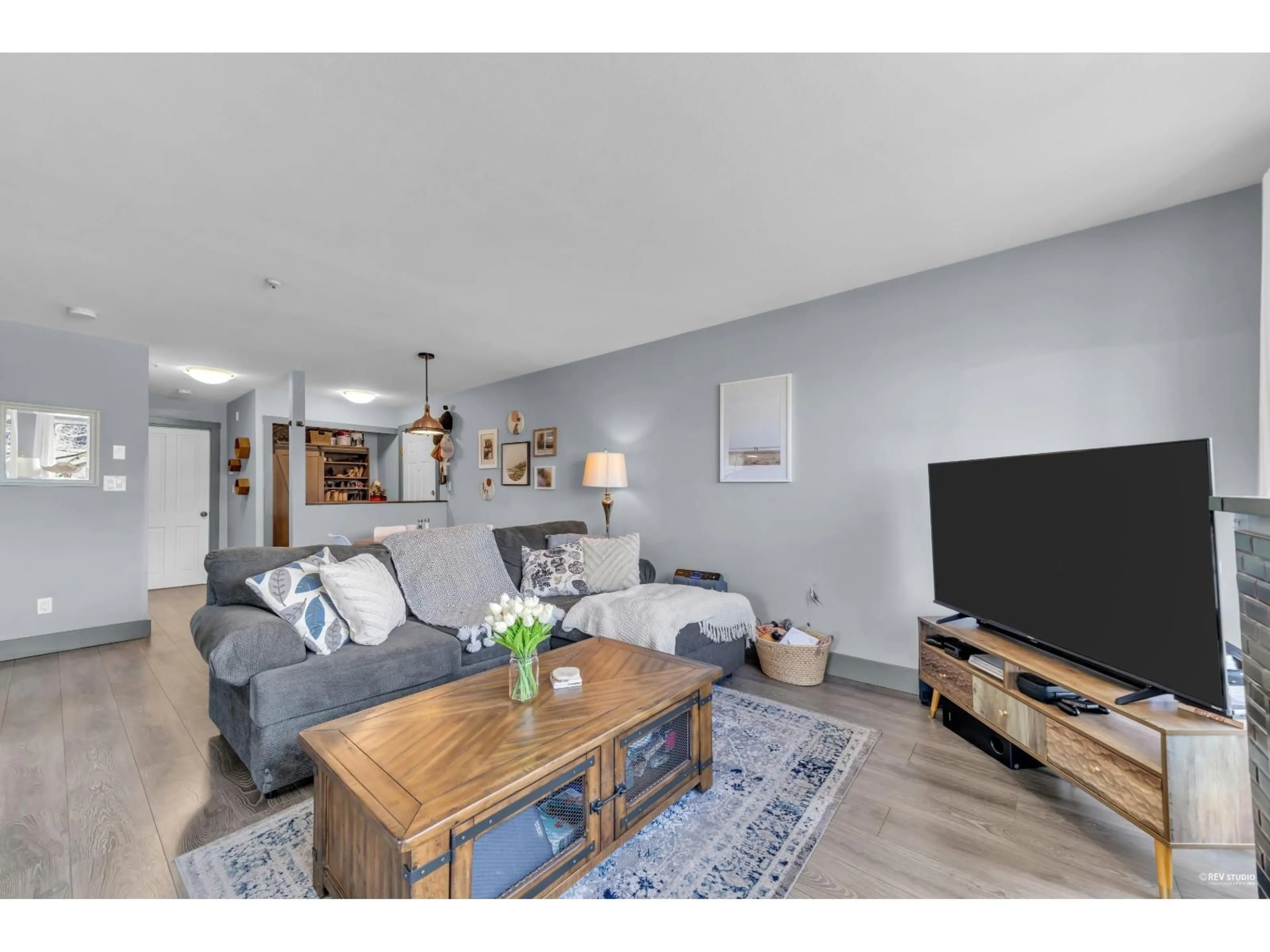 Living room with furniture, wood/laminate floor for 301 - 6390 196 STREET, Langley British Columbia V2Y1J2