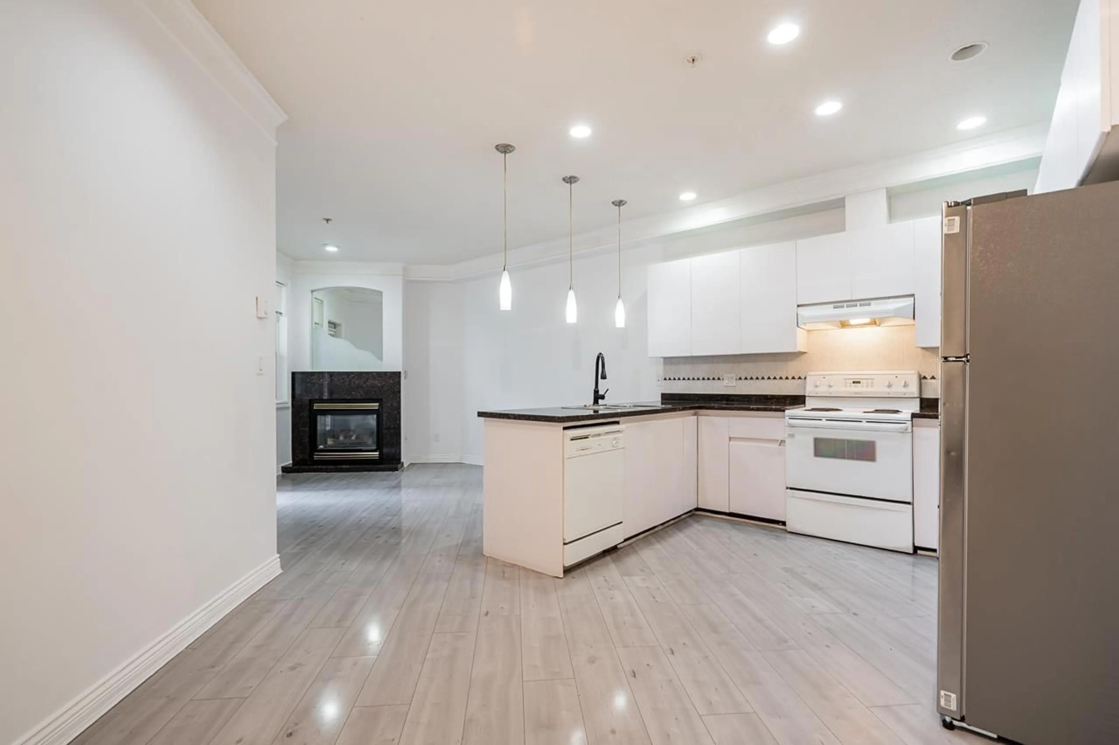 Open concept kitchen, unknown for 115 - 8115 121A STREET, Surrey British Columbia V3W1J2