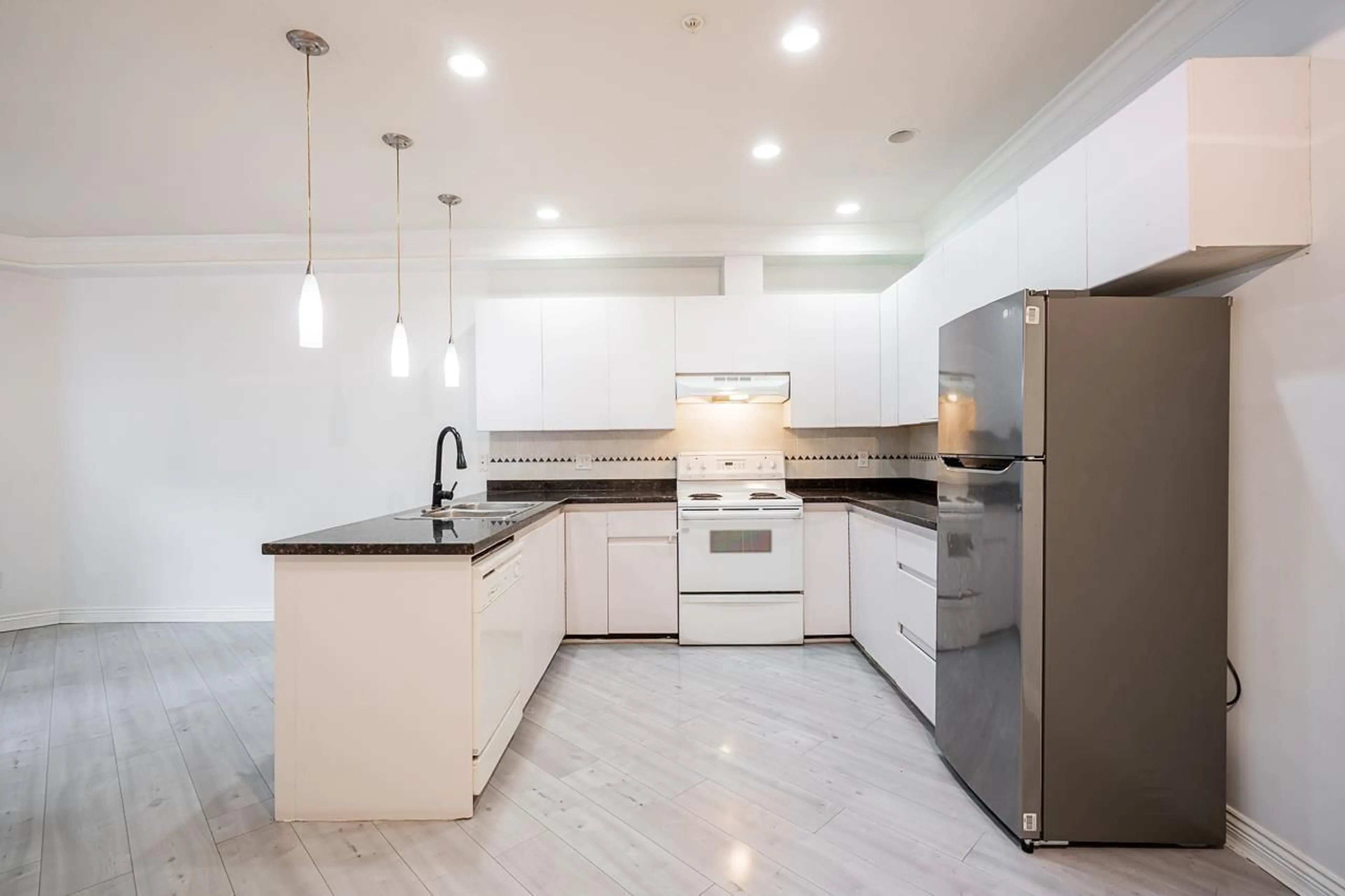 Open concept kitchen, ceramic/tile floor for 115 - 8115 121A STREET, Surrey British Columbia V3W1J2