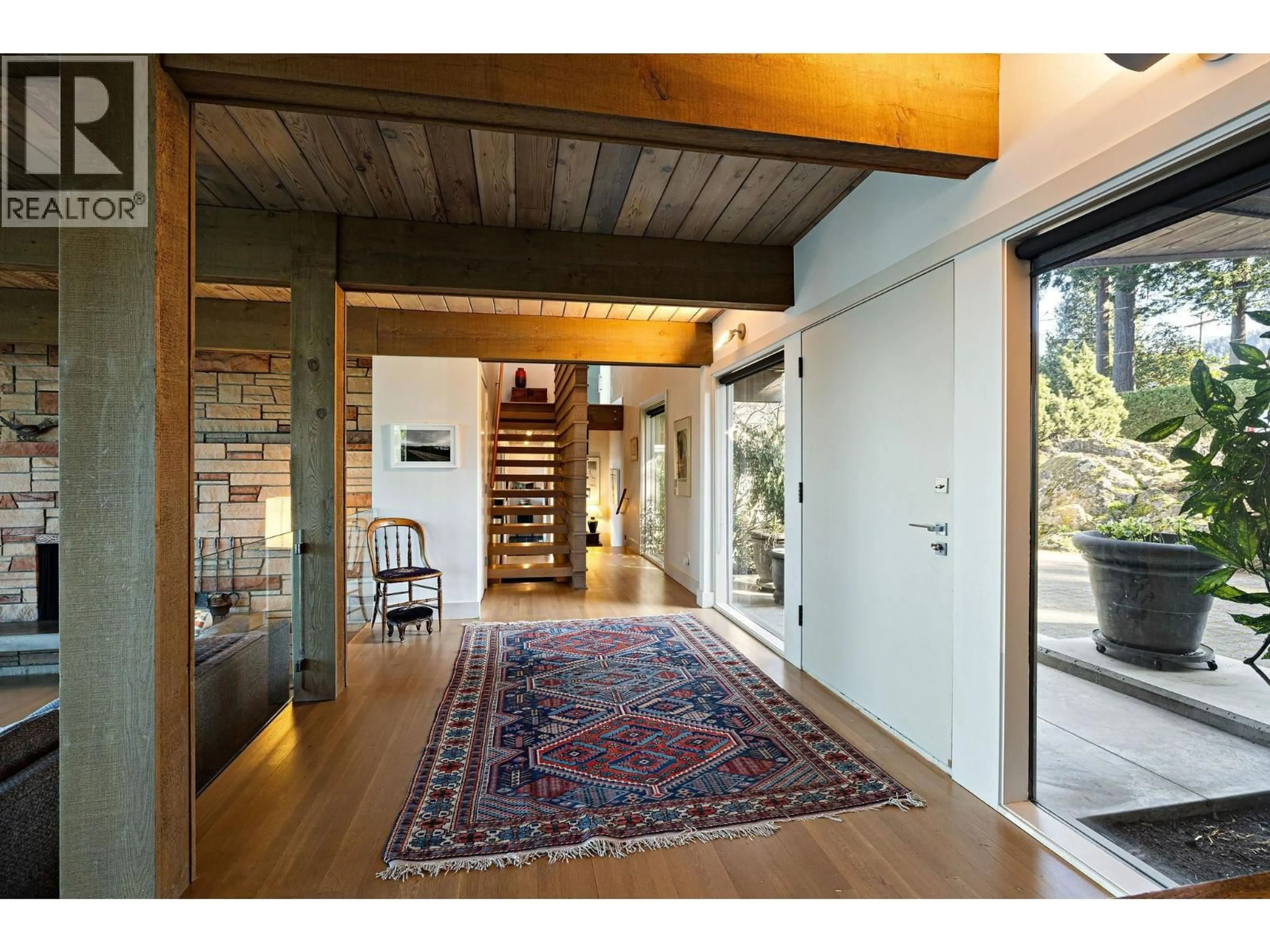 Indoor entryway for 6235 OVERSTONE DRIVE, West Vancouver British Columbia V7W1X9