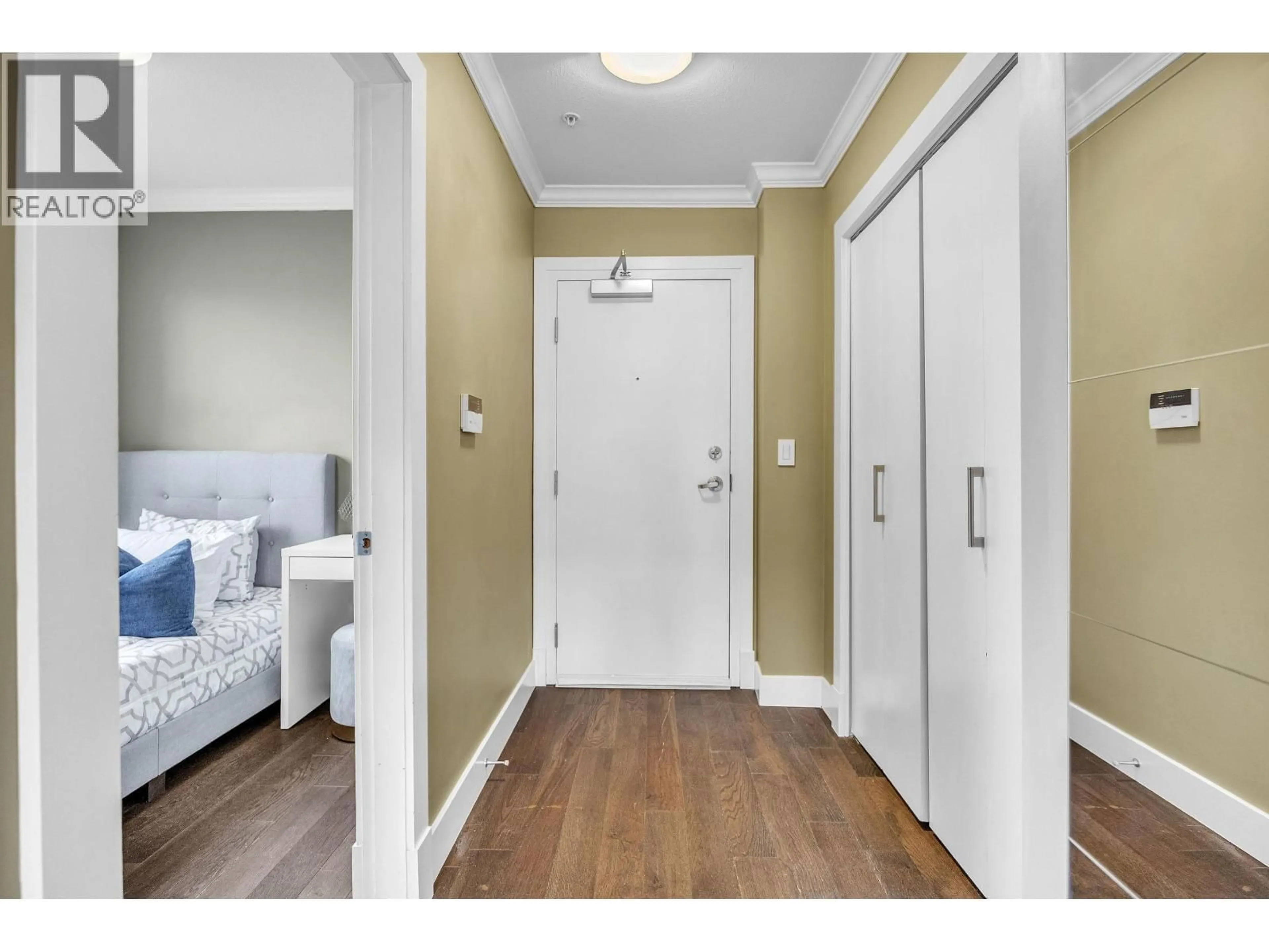 Indoor entryway for 302 - 152 12TH STREET, North Vancouver British Columbia V7L2J4