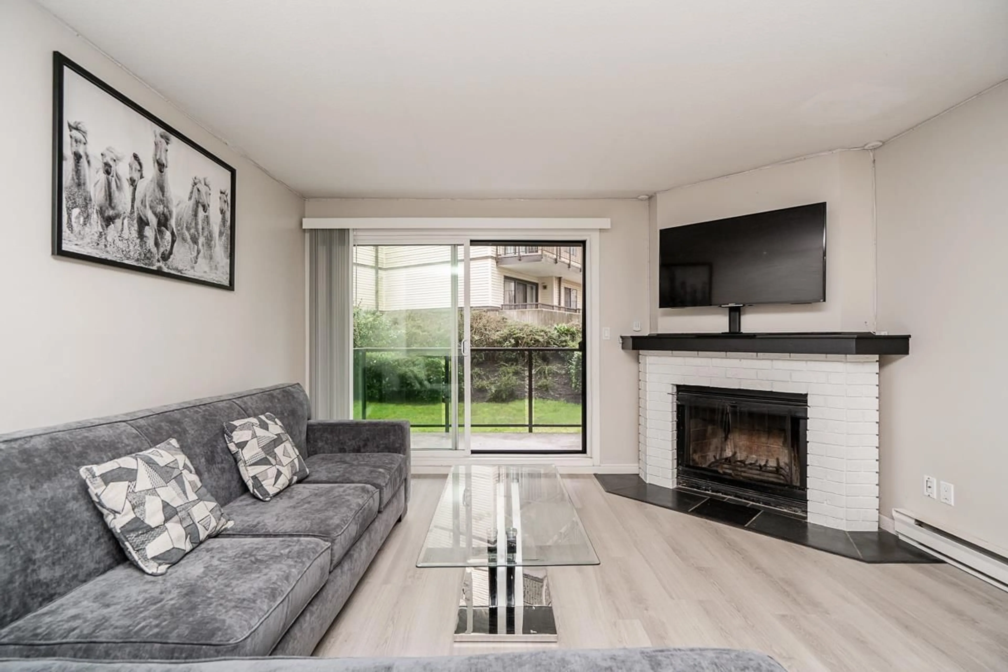 Living room with furniture, unknown for 107 - 32124 TIMS AVENUE, Abbotsford British Columbia V2T2H4