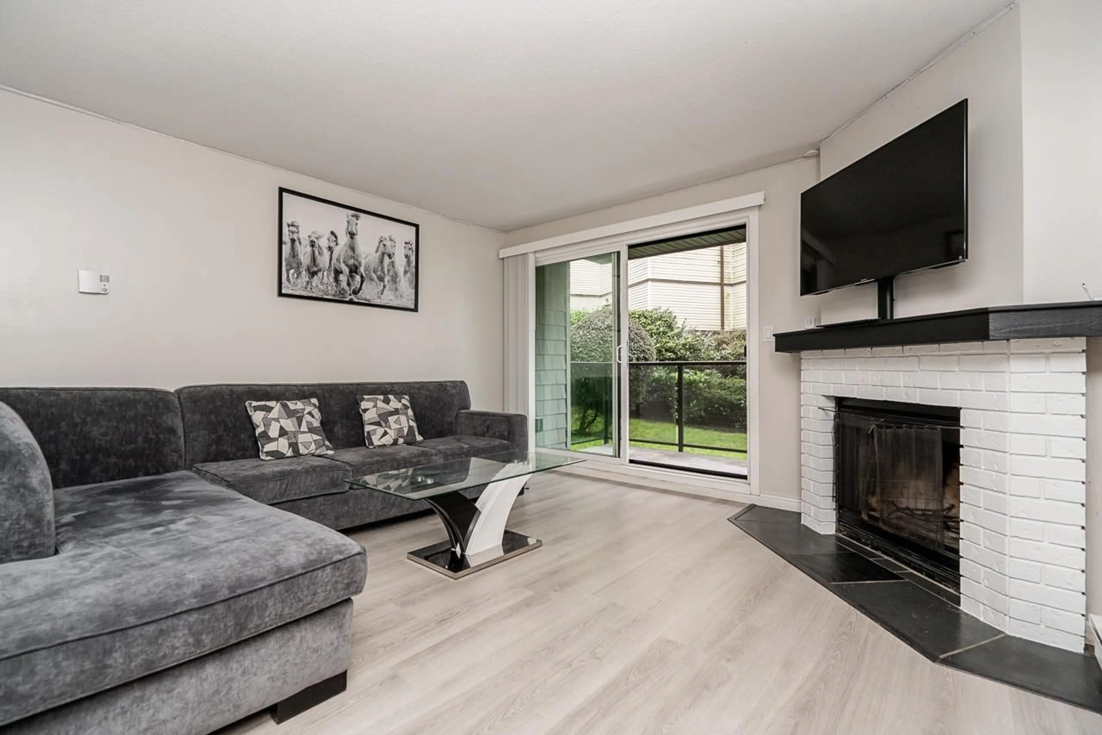 Living room with furniture, unknown for 107 - 32124 TIMS AVENUE, Abbotsford British Columbia V2T2H4