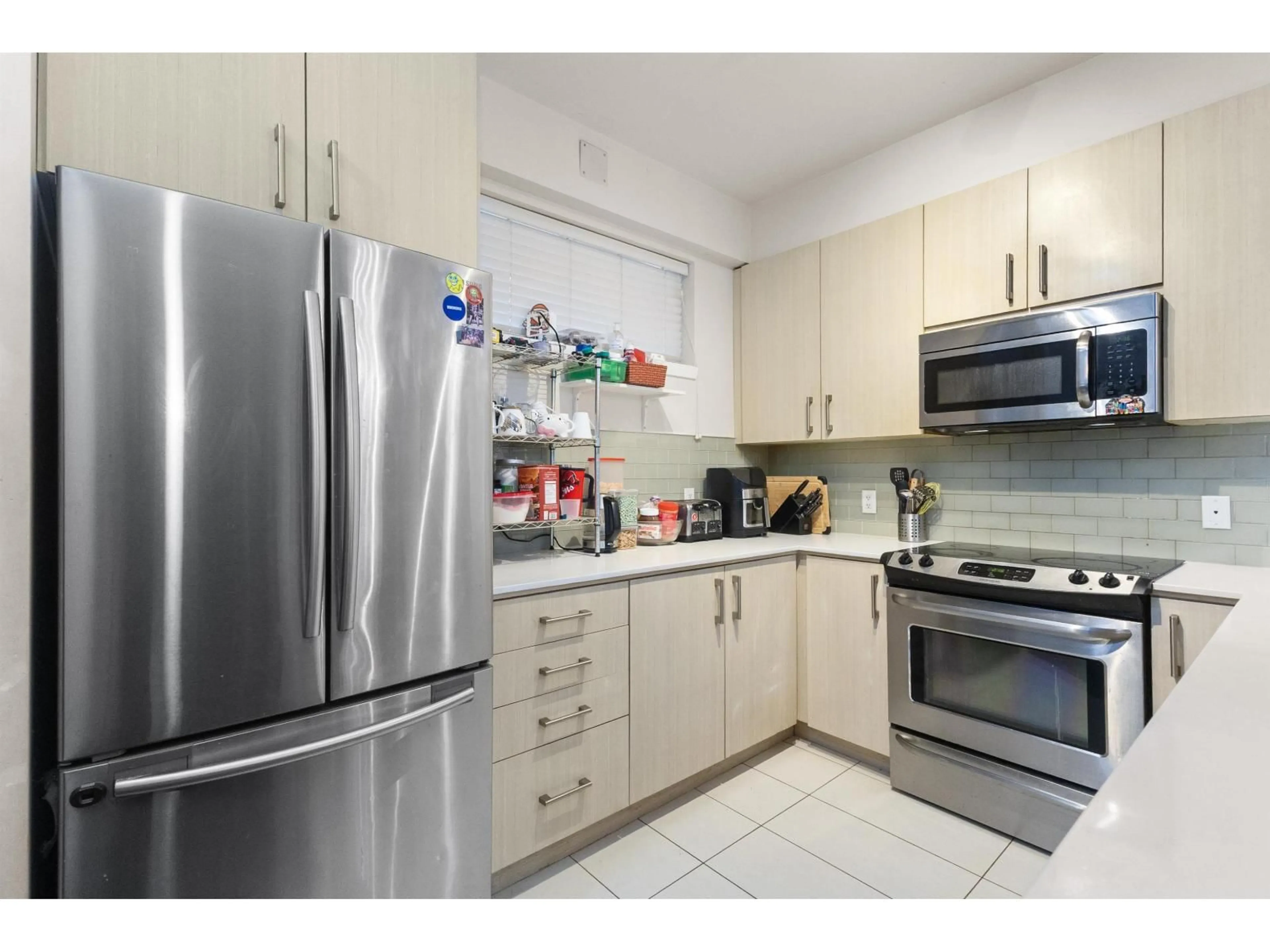 Standard kitchen, unknown for 228 - 32095 HILLCREST AVENUE, Abbotsford British Columbia V2T1S3