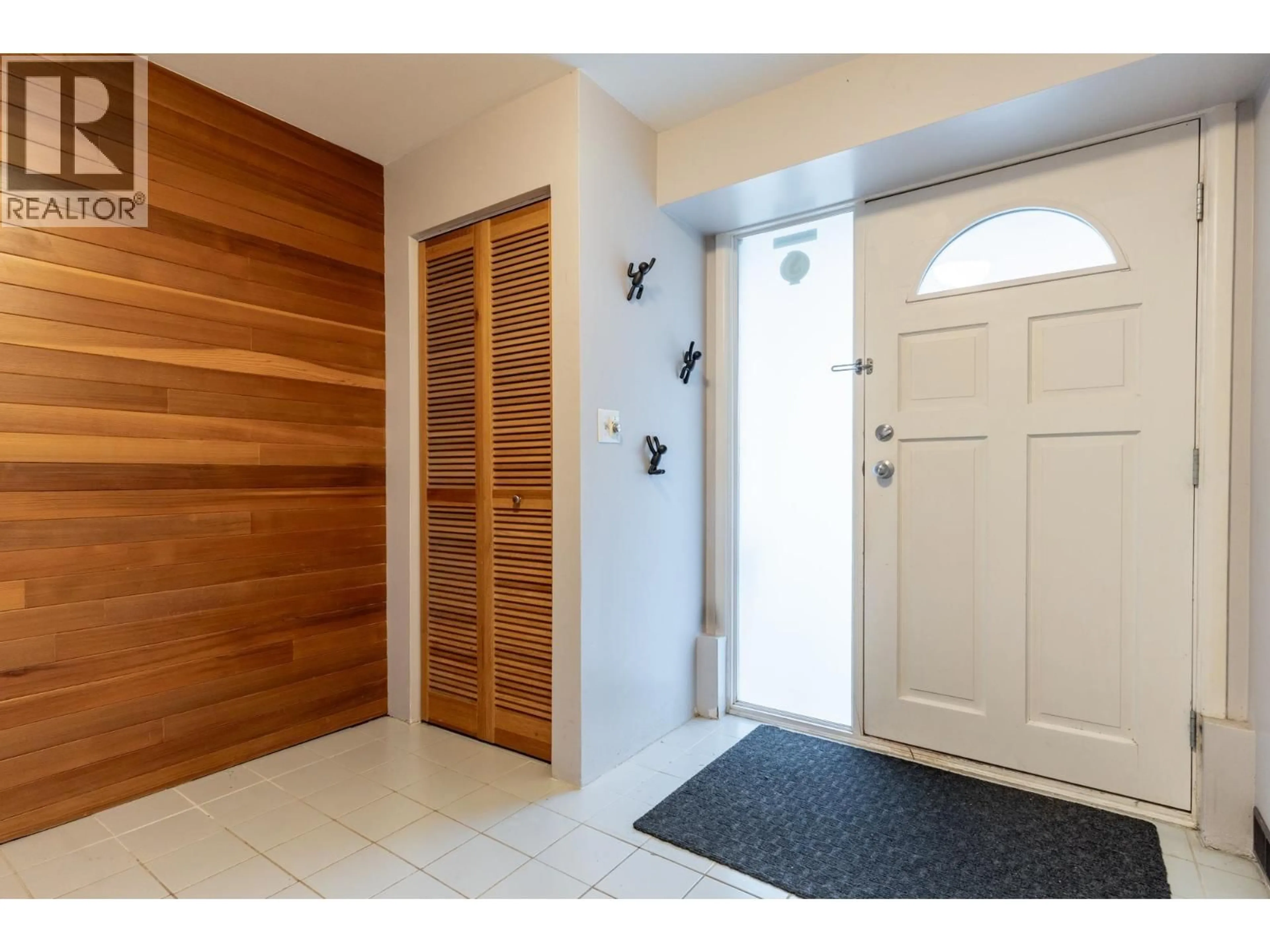 Indoor entryway for 8140 FAIRDELL CRESCENT, Richmond British Columbia V7C1W4