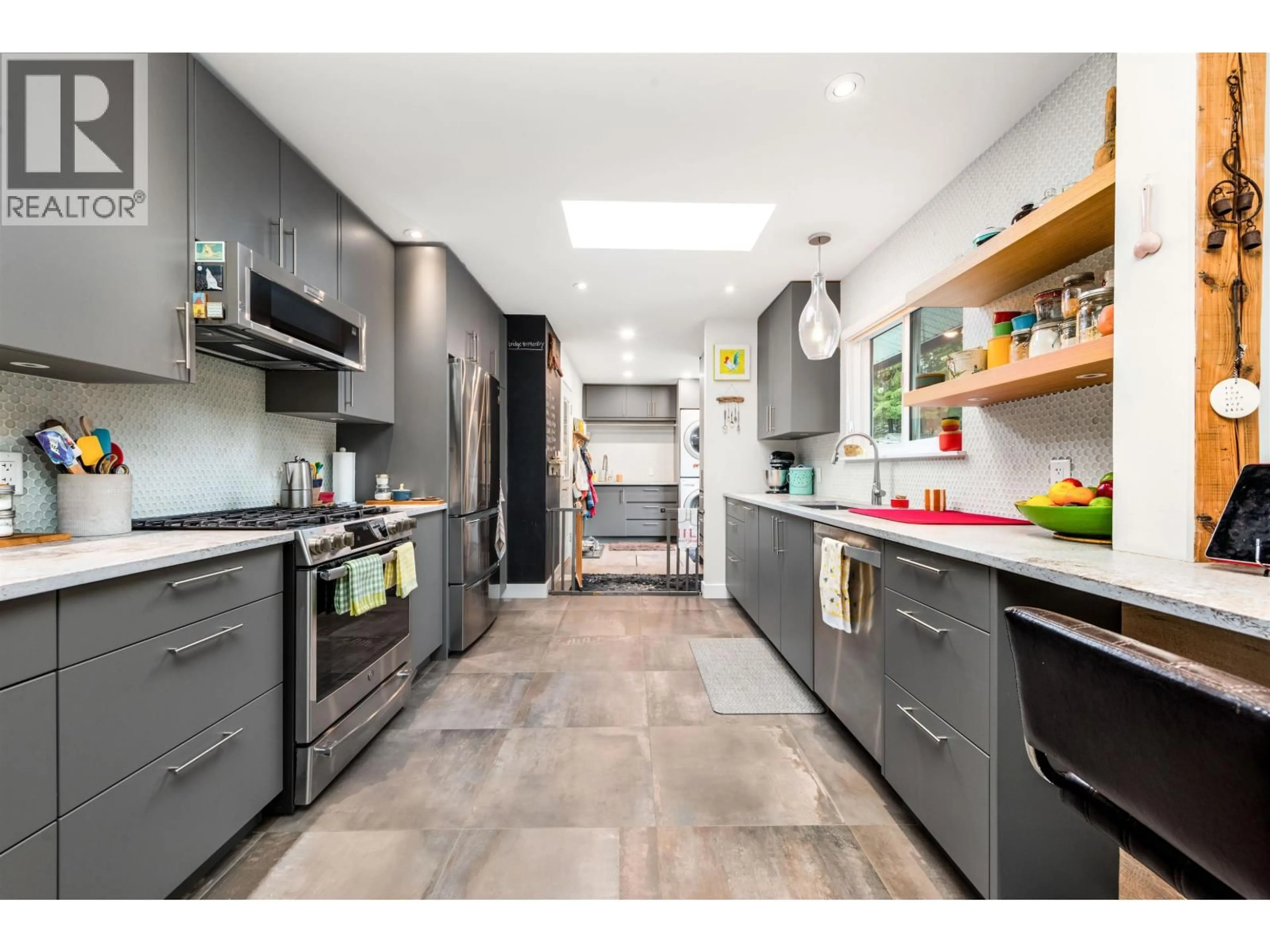 Contemporary kitchen, ceramic/tile floor for 41562 ROD ROAD, Squamish British Columbia V0N1H0