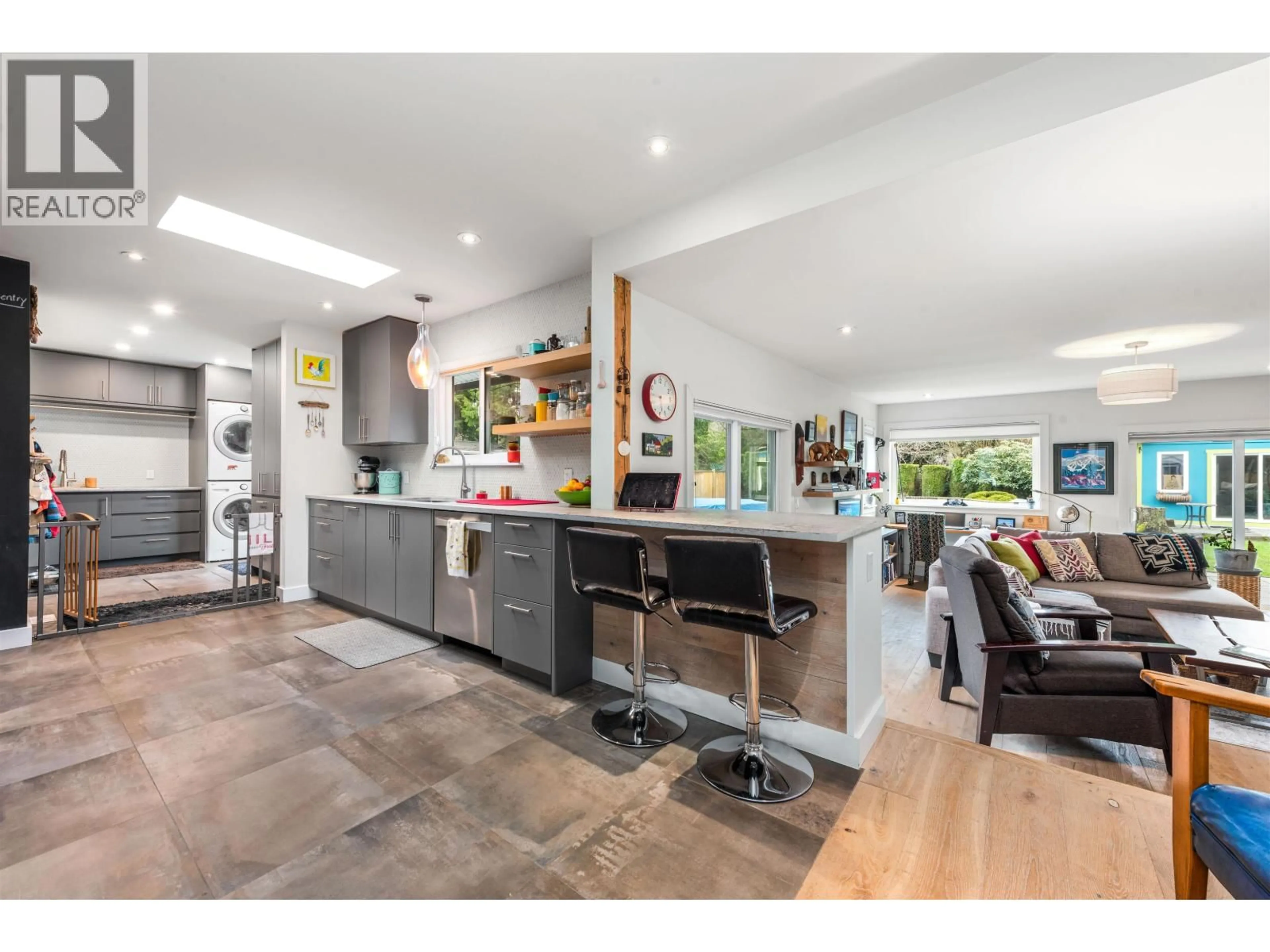 Open concept kitchen, unknown for 41562 ROD ROAD, Squamish British Columbia V0N1H0