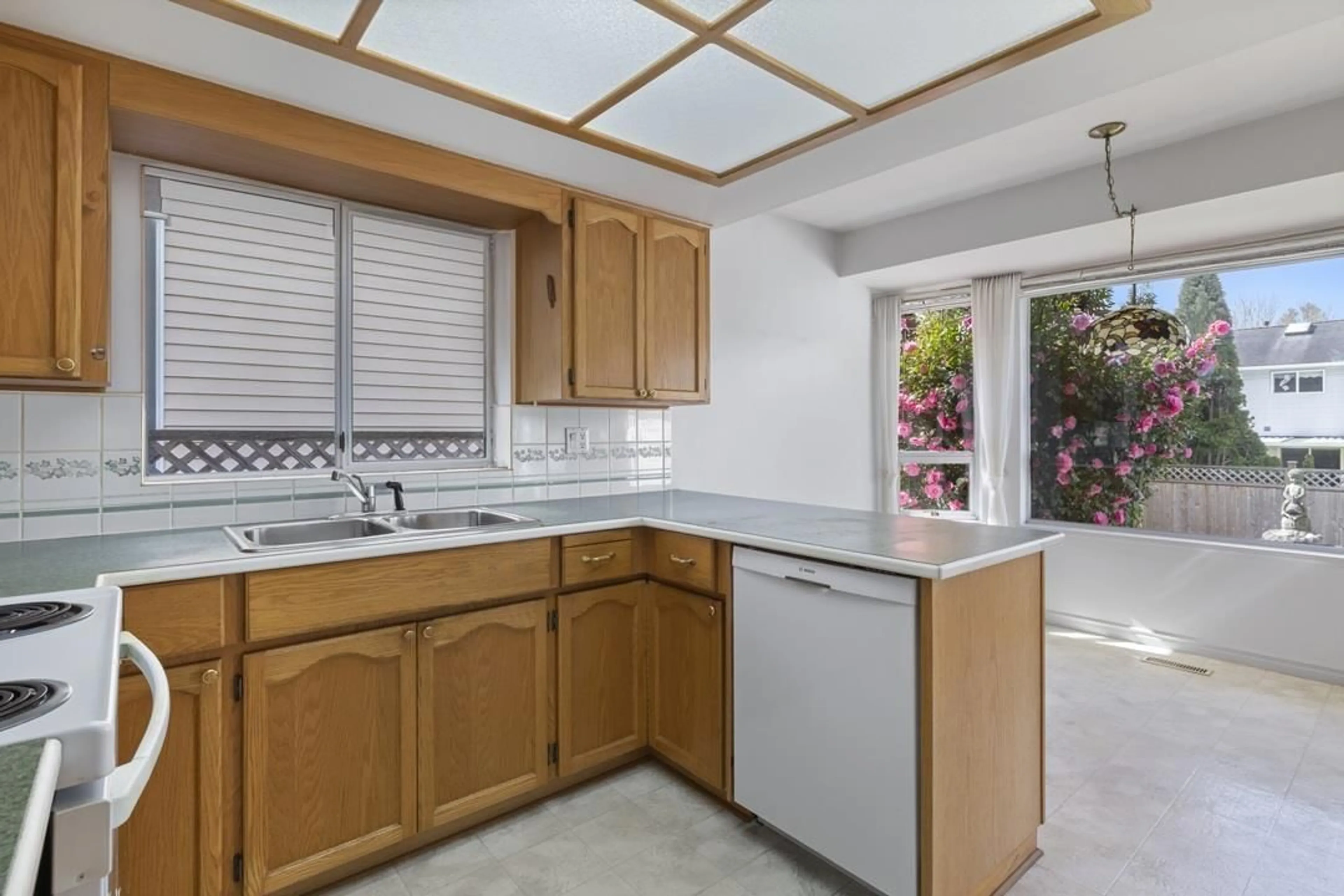 Standard kitchen, ceramic/tile floor for 1143 163B STREET, Surrey British Columbia V4A8E8