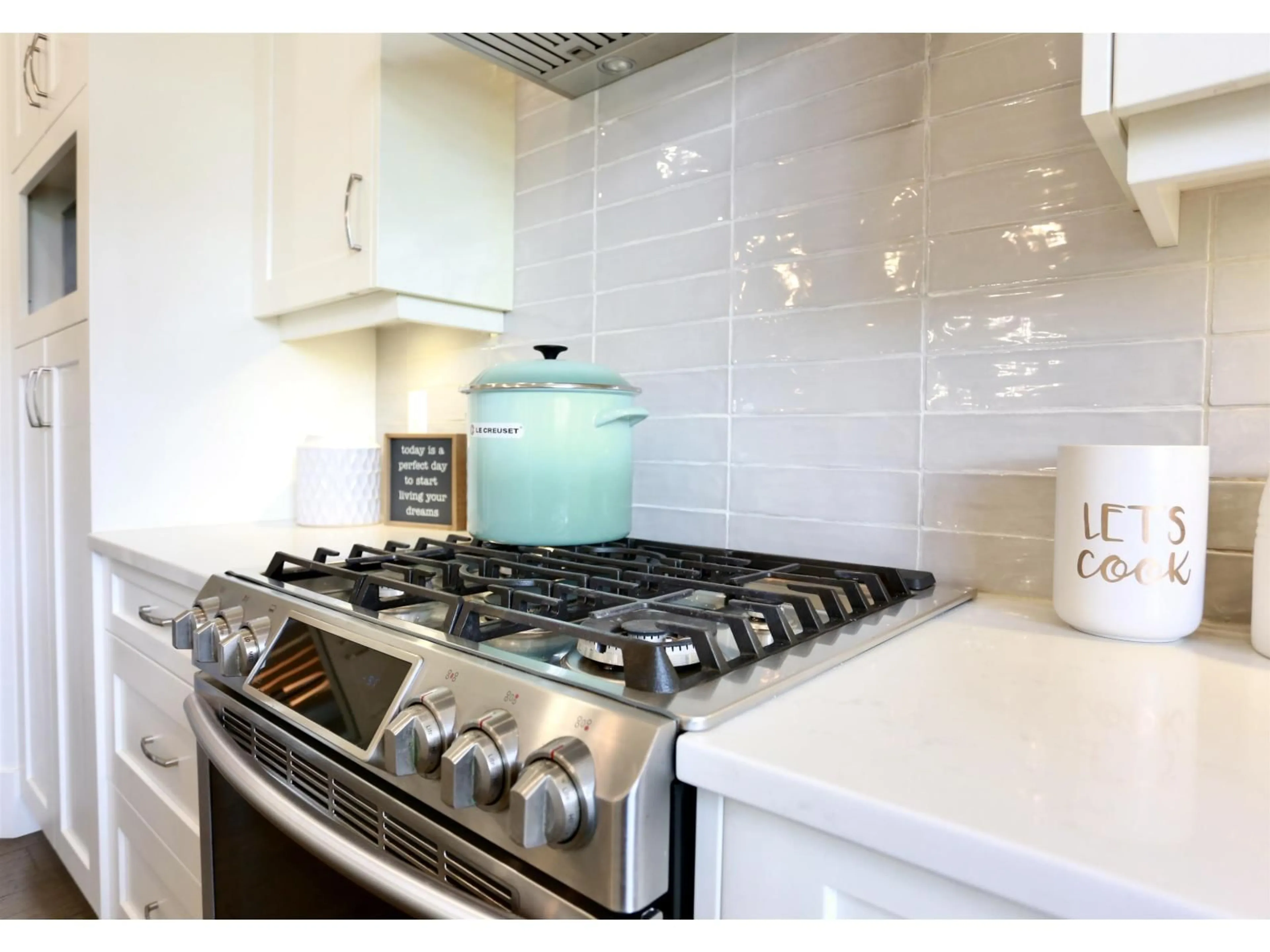 Contemporary kitchen, ceramic/tile floor for 35383 EAGLE SUMMIT DRIVE, Abbotsford British Columbia V3G0G8