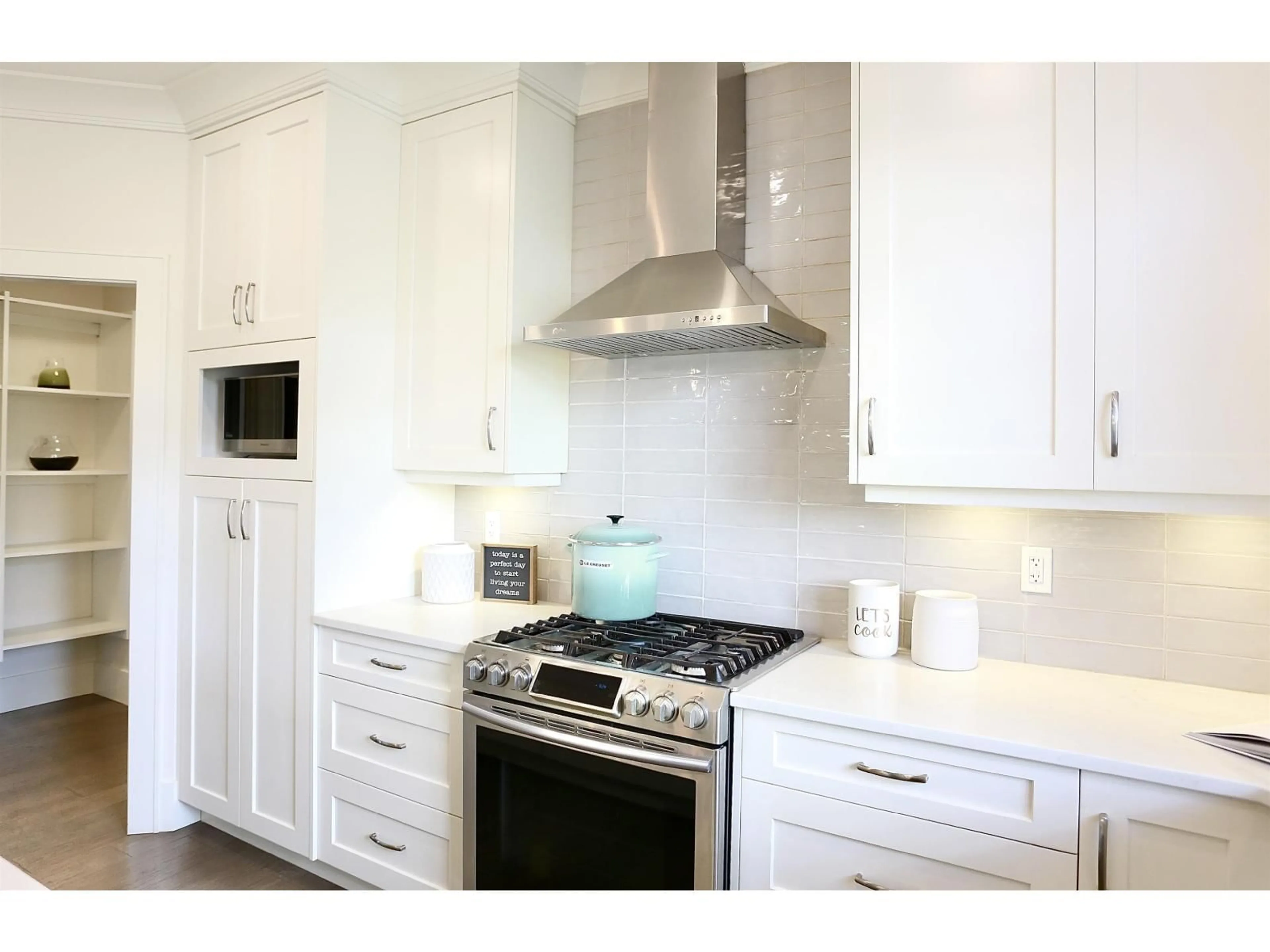 Contemporary kitchen, unknown for 35383 EAGLE SUMMIT DRIVE, Abbotsford British Columbia V3G0G8