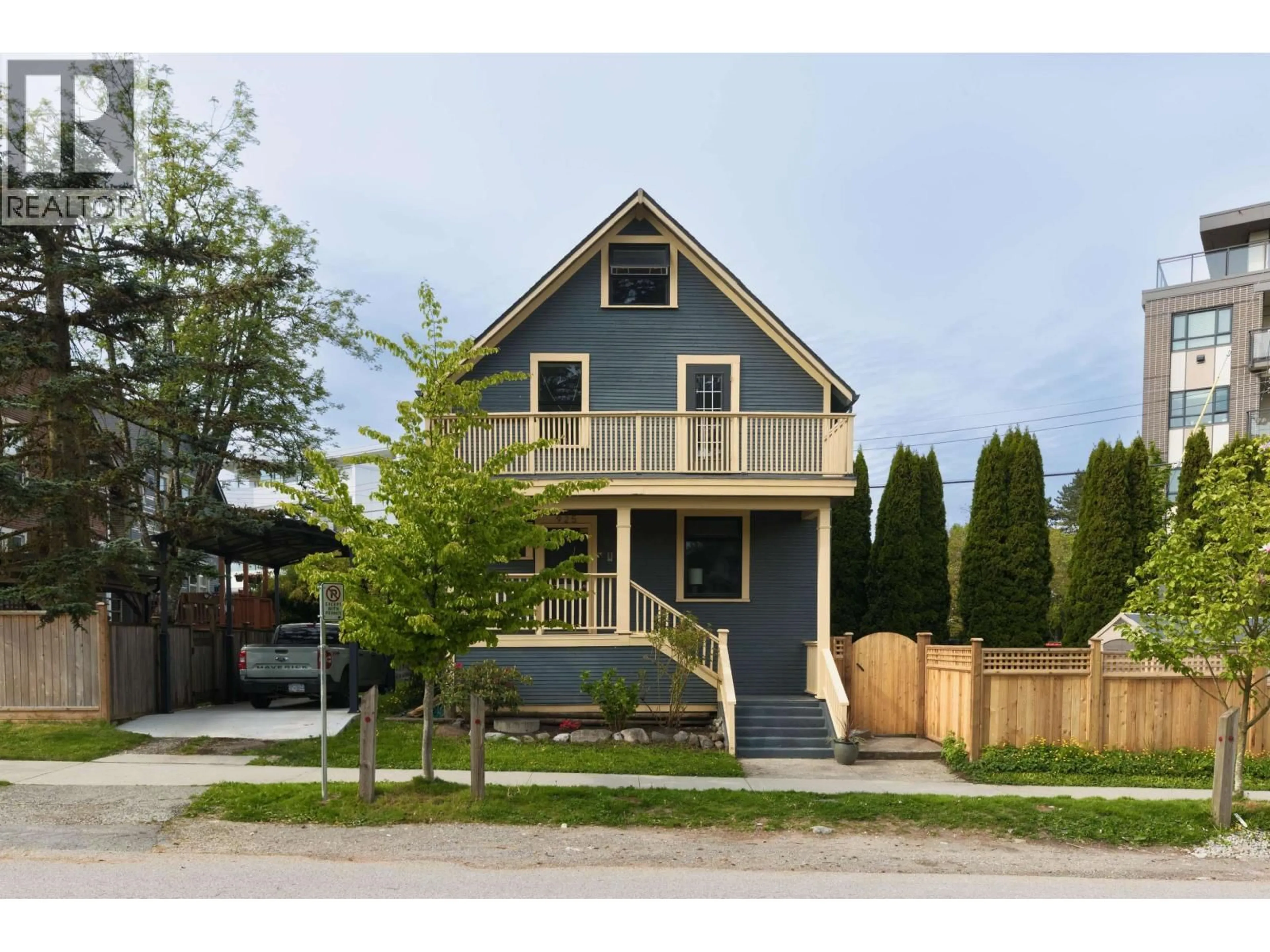 Home with vinyl exterior material, street for 925 19TH AVENUE, Vancouver British Columbia V5V1K8