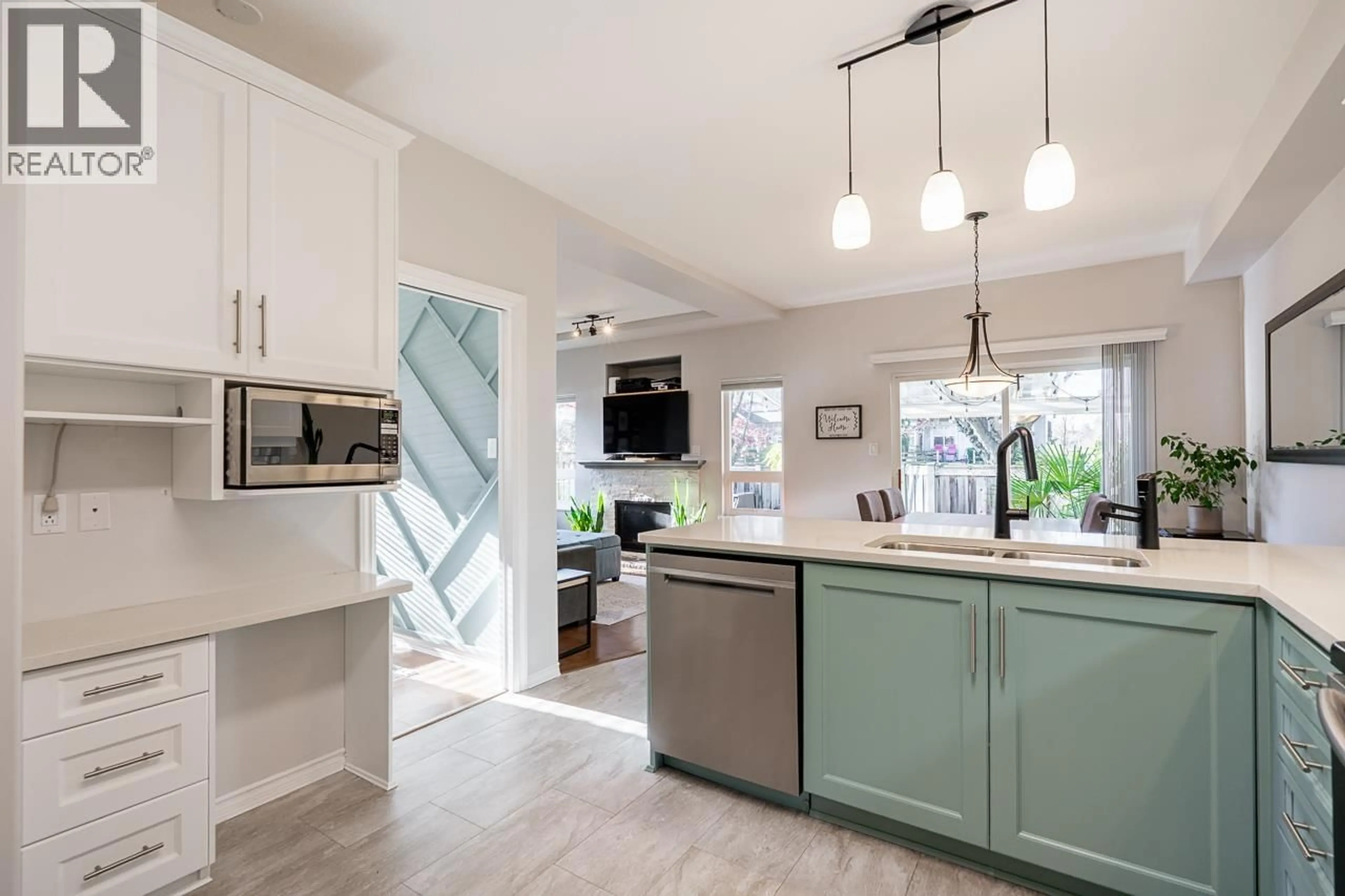 Open concept kitchen, ceramic/tile floor for 9 - 998 RIVERSIDE DRIVE, Port Coquitlam British Columbia V3B7Y4