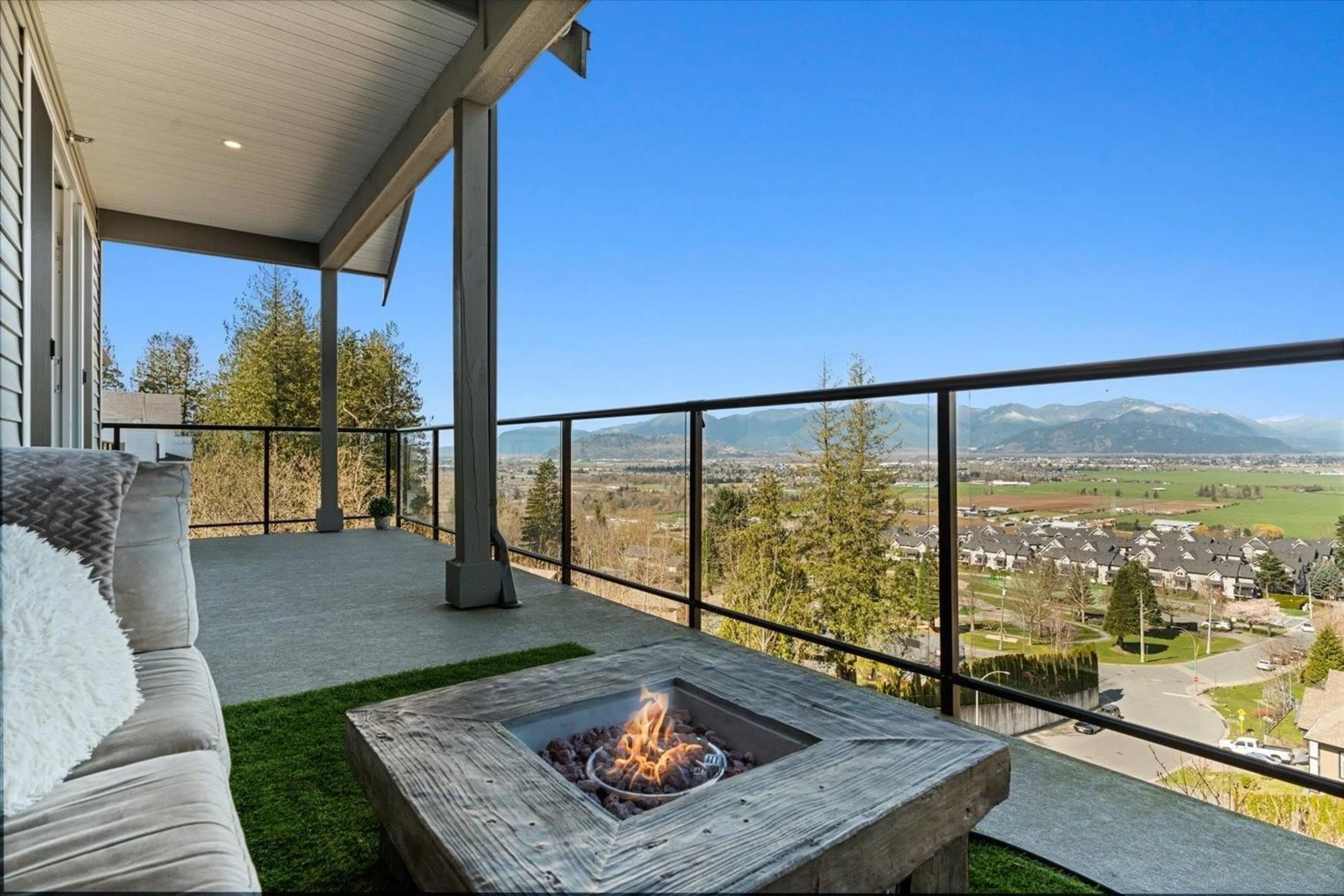 Patio, mountain view for 3 - 47203 VISTA PLACE, Chilliwack British Columbia V2R0R9