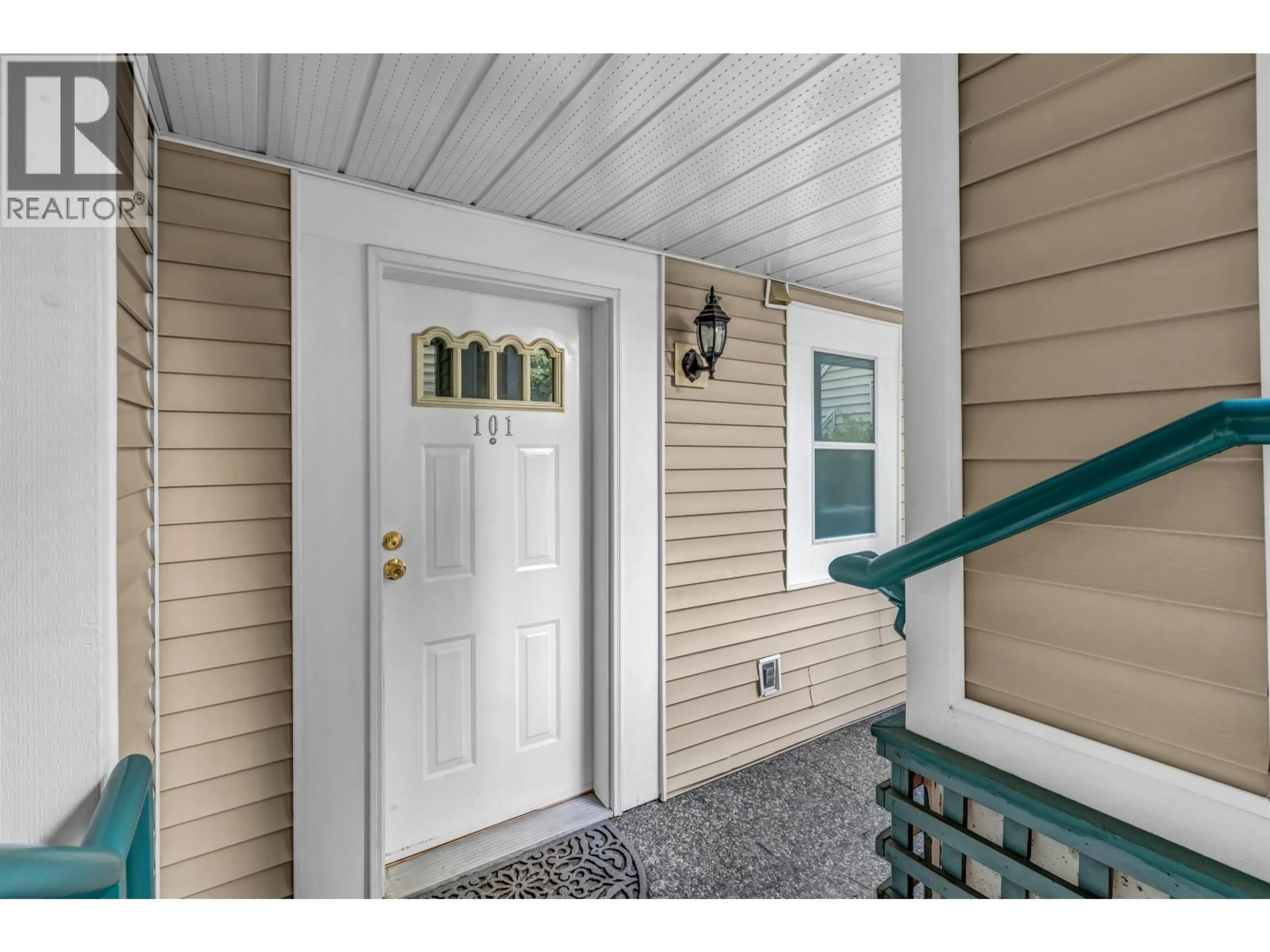 Indoor entryway for 101 - 735 15 AVENUE, Vancouver British Columbia V5Z1R6