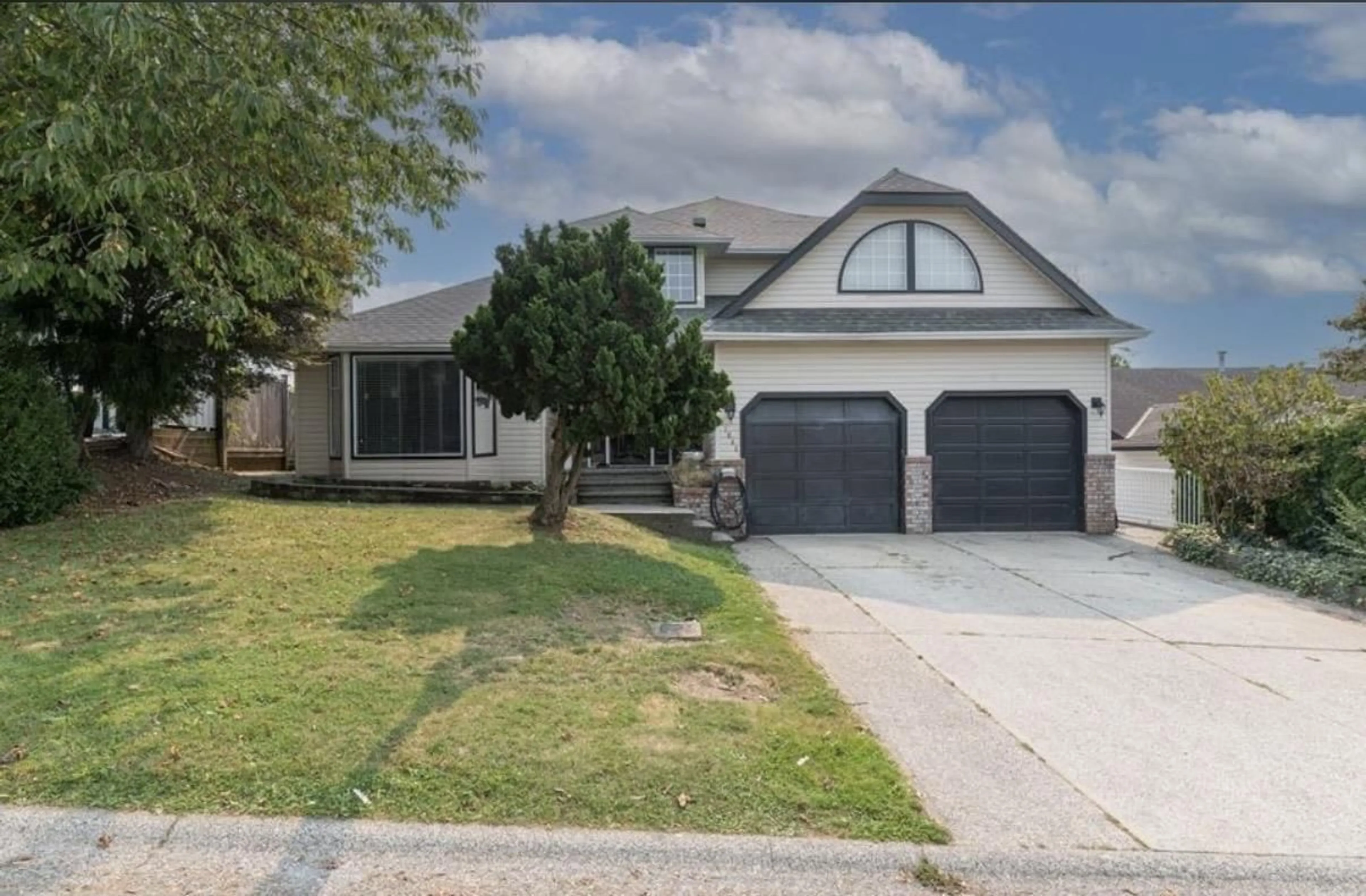 Home with vinyl exterior material, street for 31064 SOUTHERN DRIVE, Abbotsford British Columbia V2T5K3