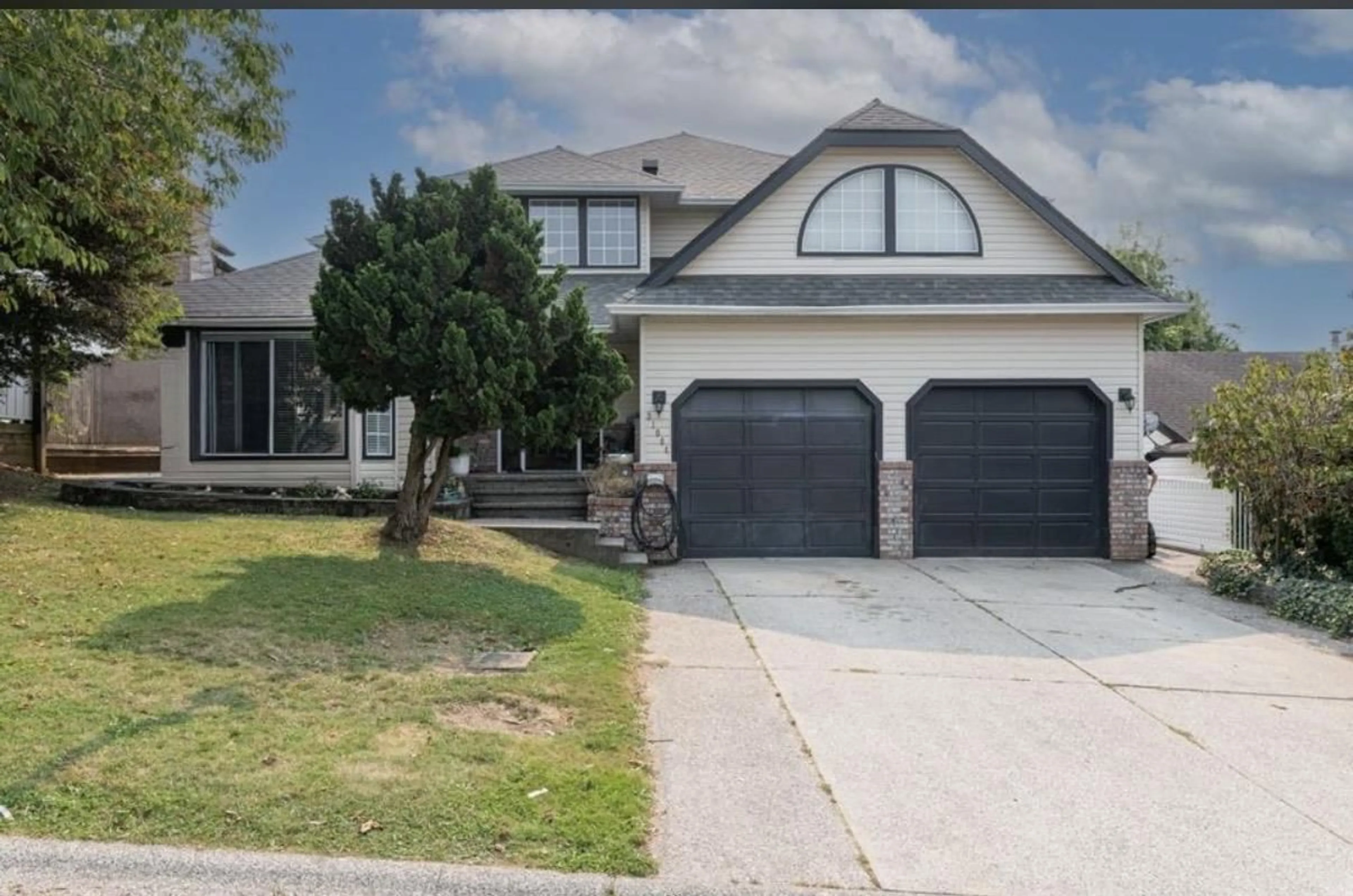 Home with vinyl exterior material, street for 31064 SOUTHERN DRIVE, Abbotsford British Columbia V2T5K3