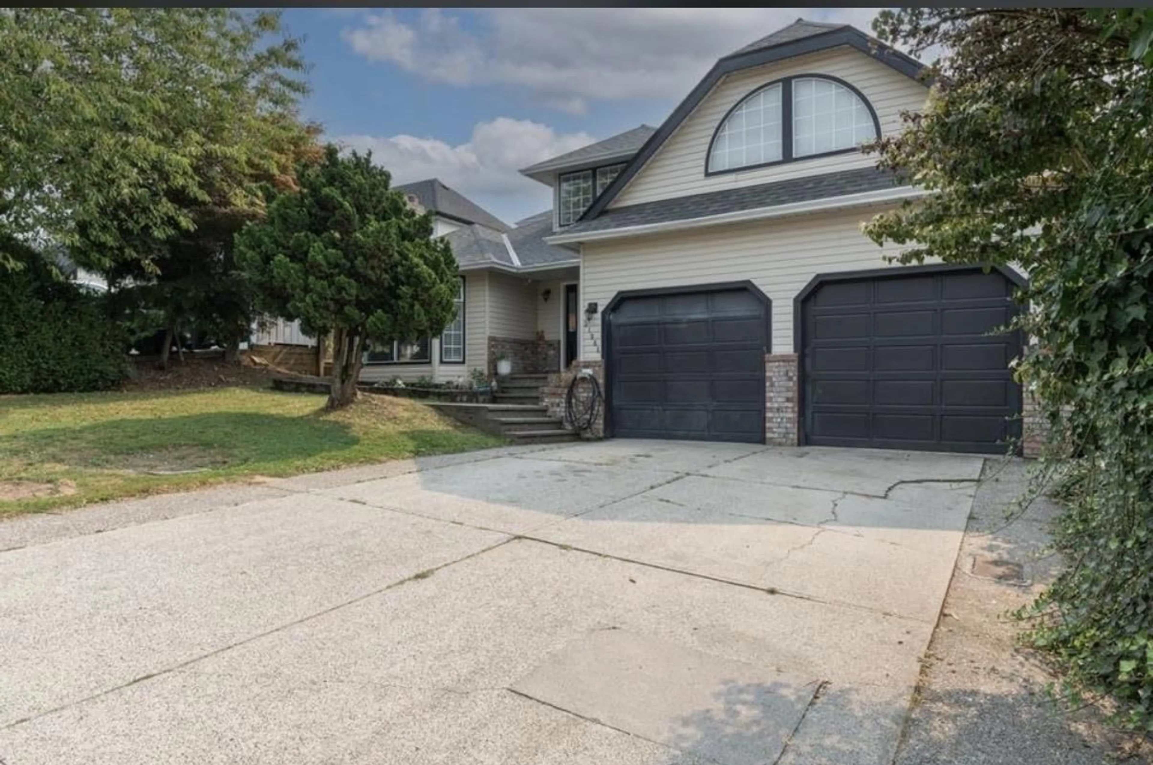 Home with vinyl exterior material, street for 31064 SOUTHERN DRIVE, Abbotsford British Columbia V2T5K3