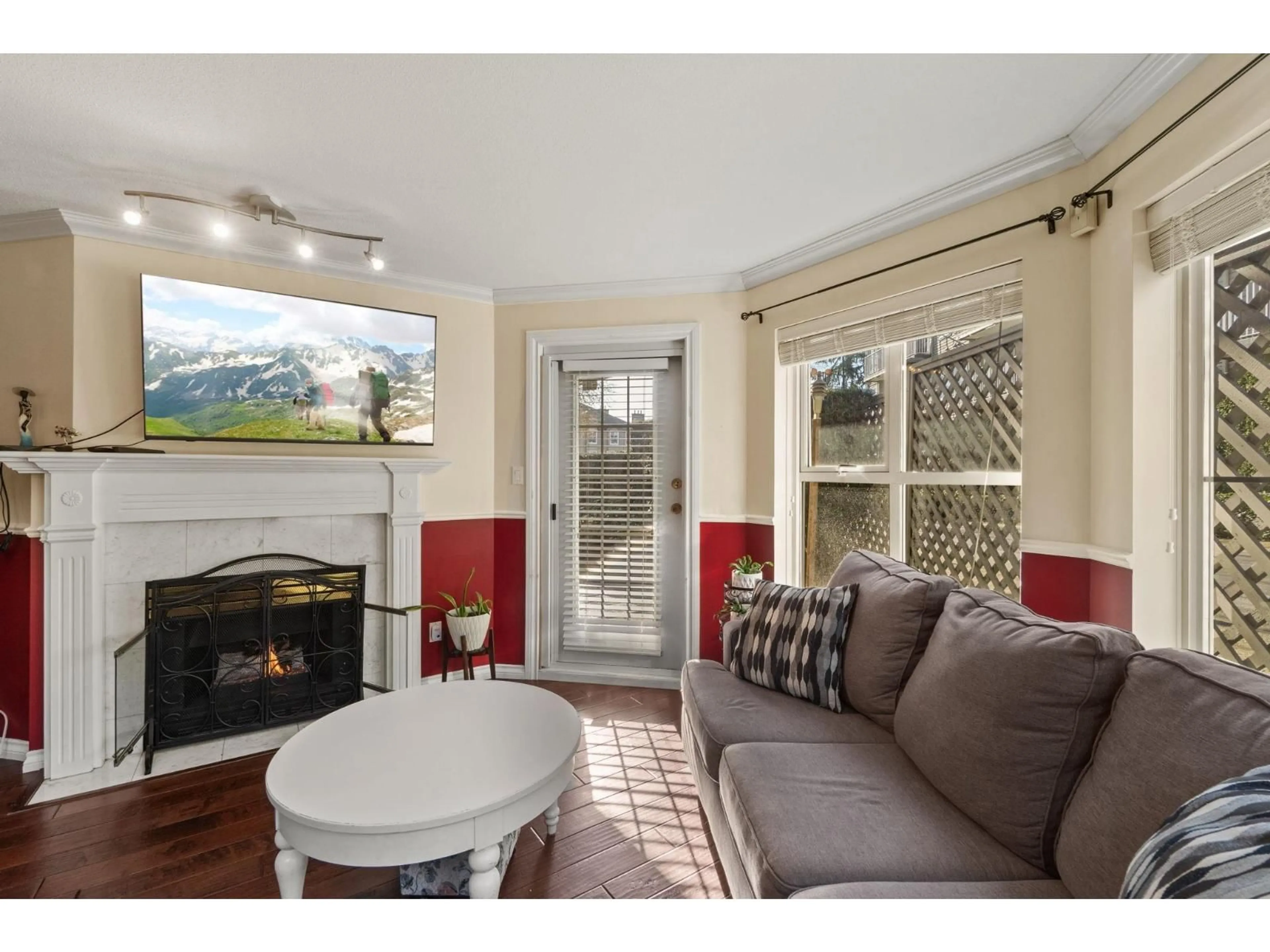 Living room with furniture, unknown for 105 - 15110 108 AVENUE, Surrey British Columbia V3R0T6