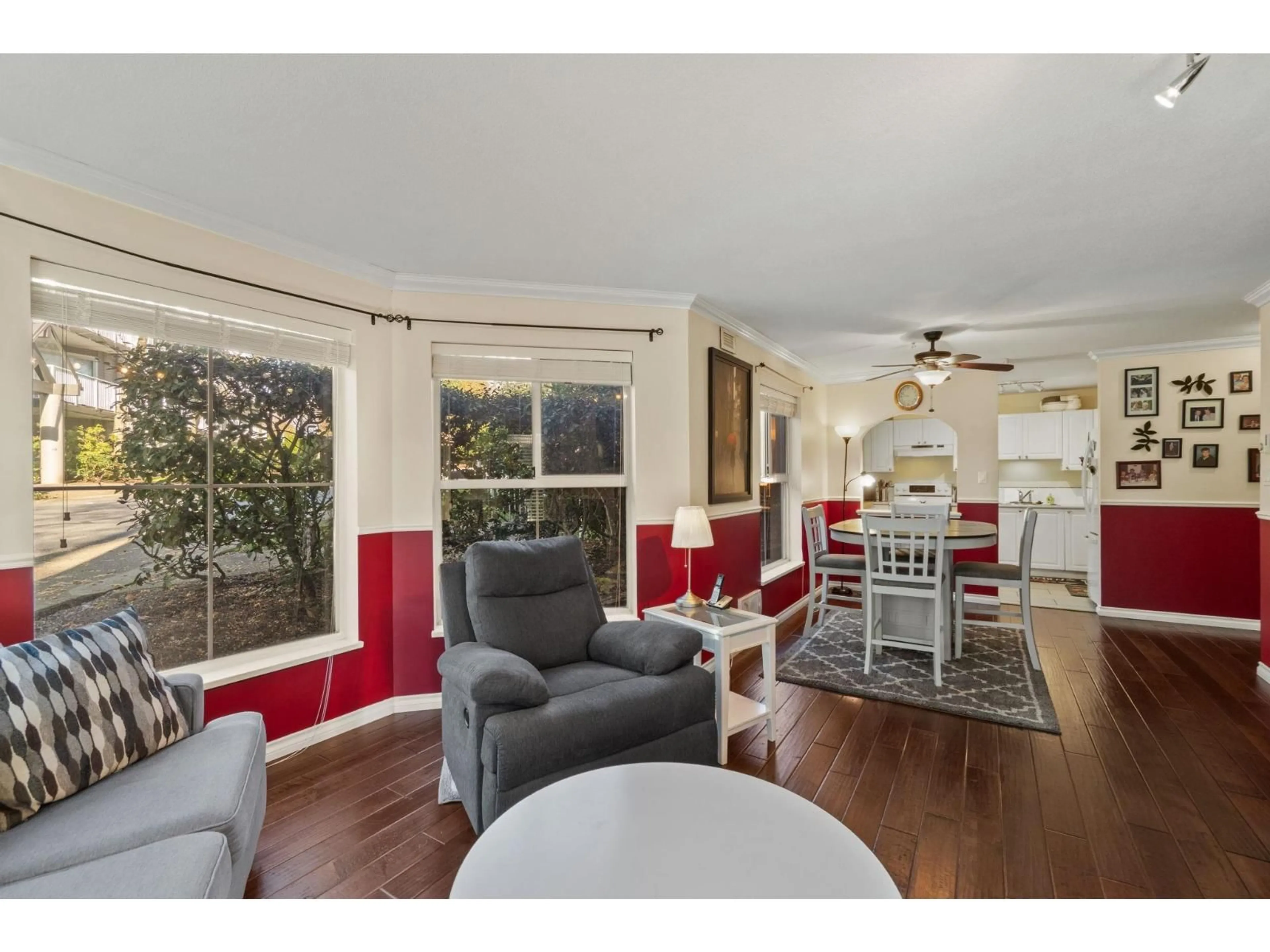 Living room with furniture, unknown for 105 - 15110 108 AVENUE, Surrey British Columbia V3R0T6