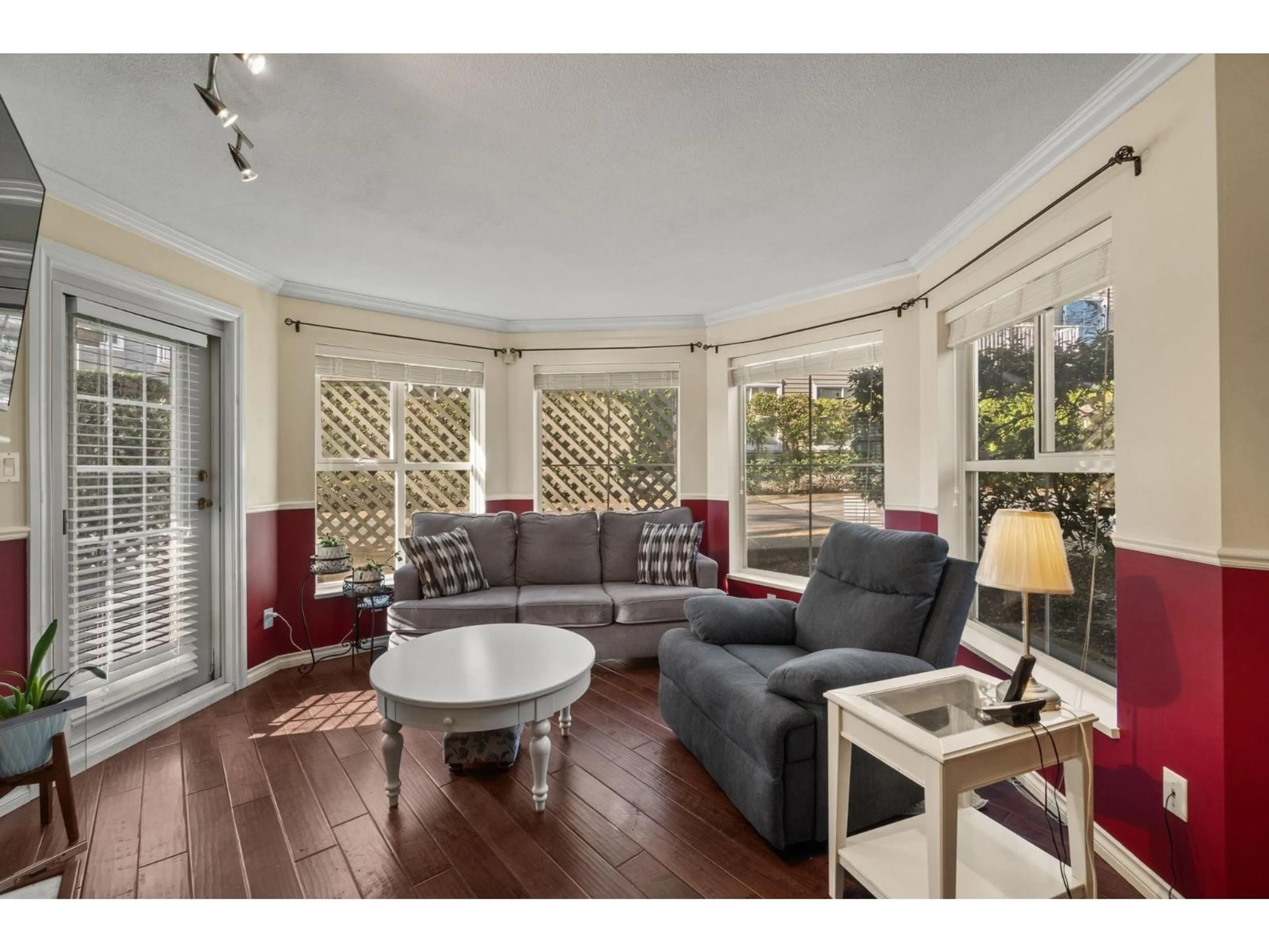 Living room with furniture, unknown for 105 - 15110 108 AVENUE, Surrey British Columbia V3R0T6