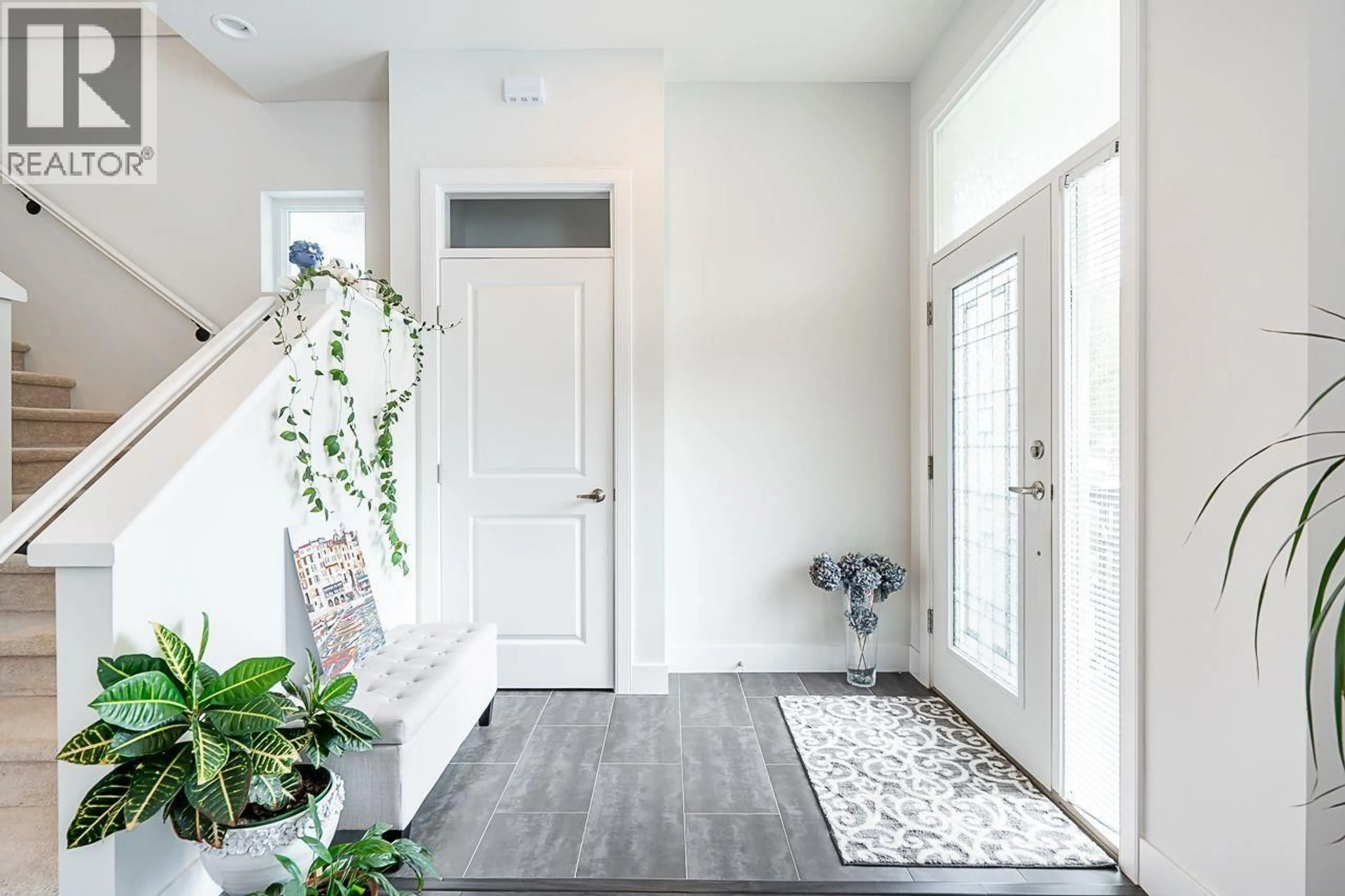 Indoor entryway for 10489 ROBERTSON STREET, Maple Ridge British Columbia V2W0H8