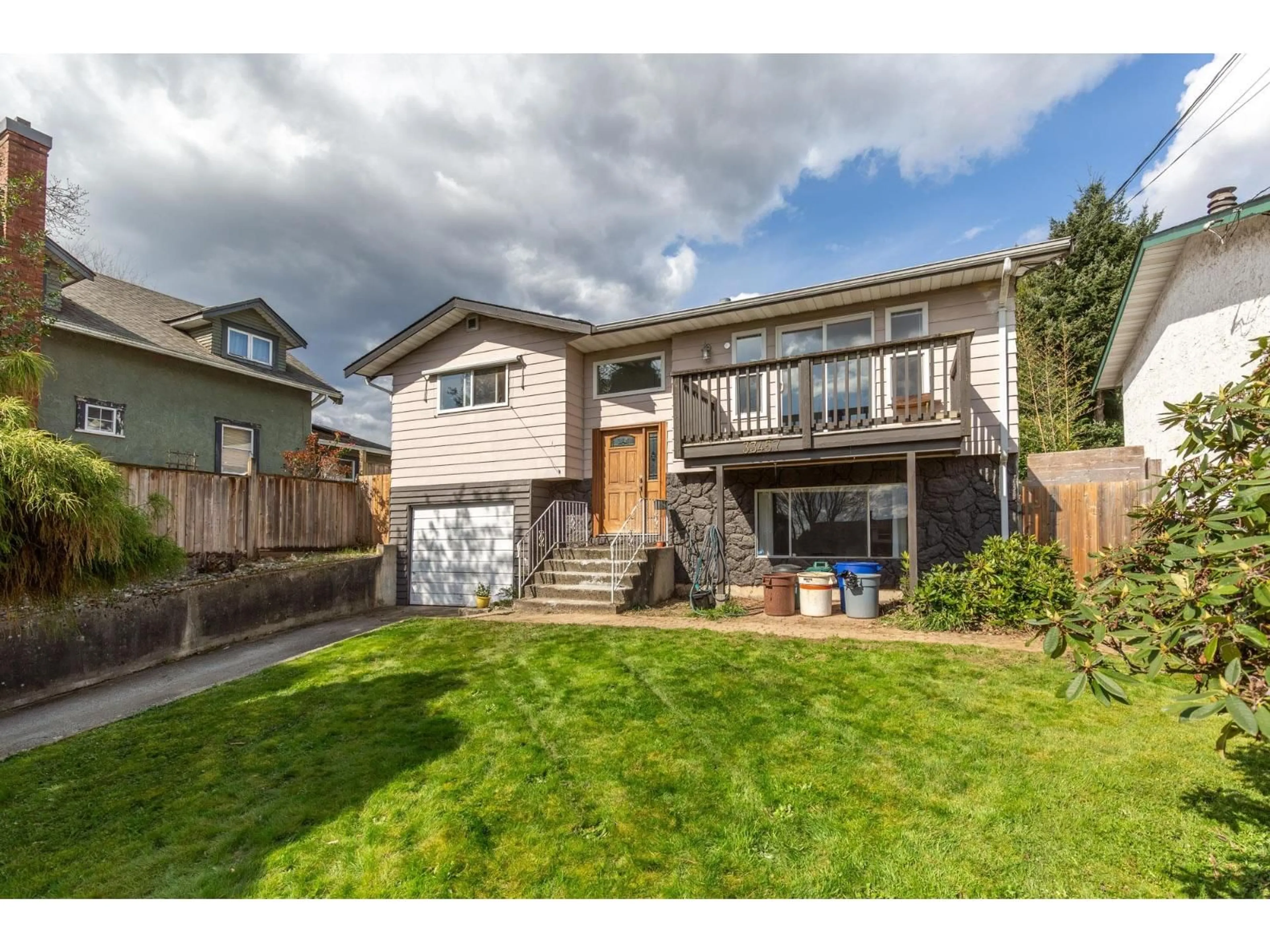 Home with vinyl exterior material, street for 33457 2ND AVENUE, Mission British Columbia V2V1K6