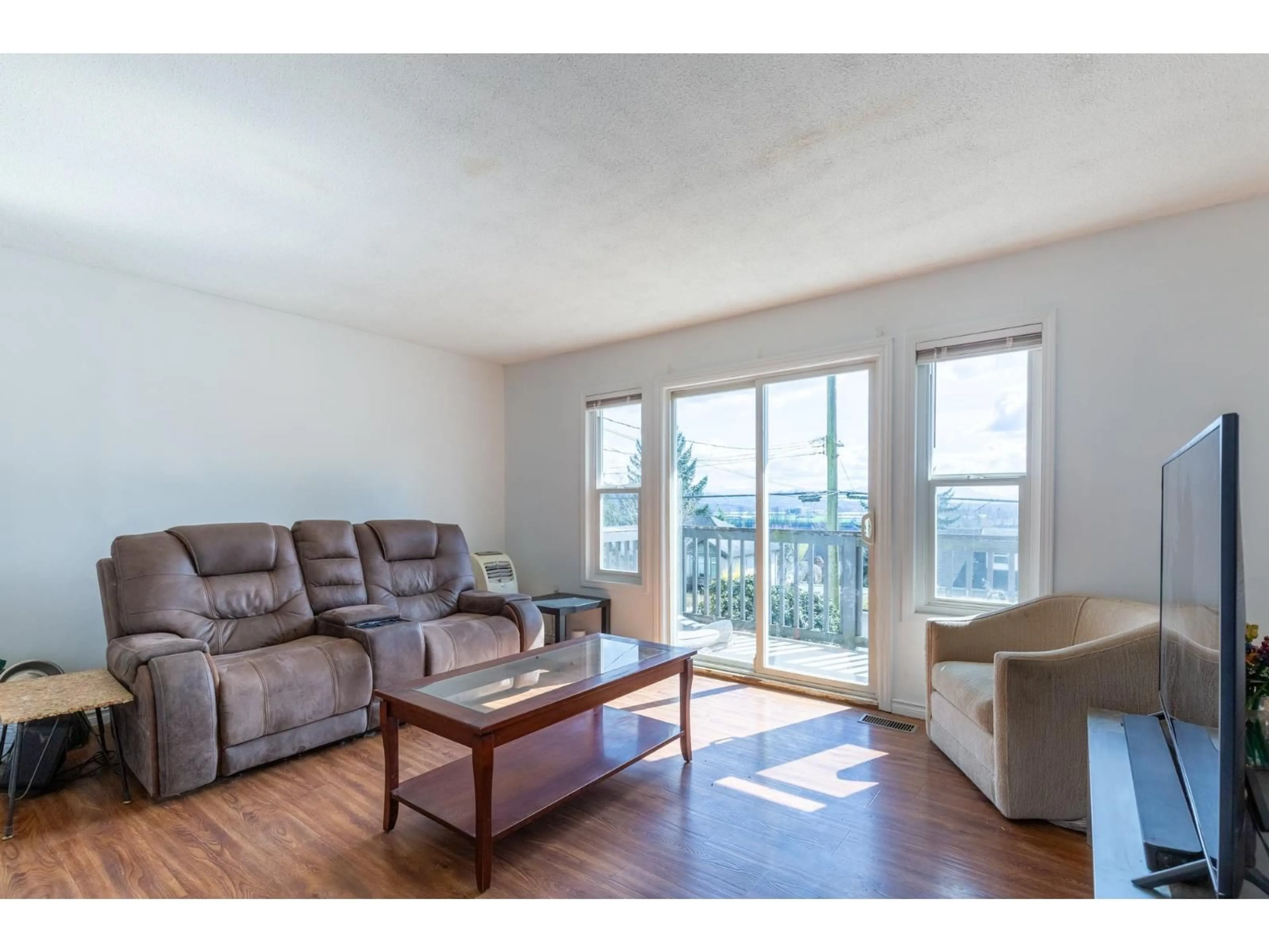 Living room with furniture, wood/laminate floor for 33457 2ND AVENUE, Mission British Columbia V2V1K6