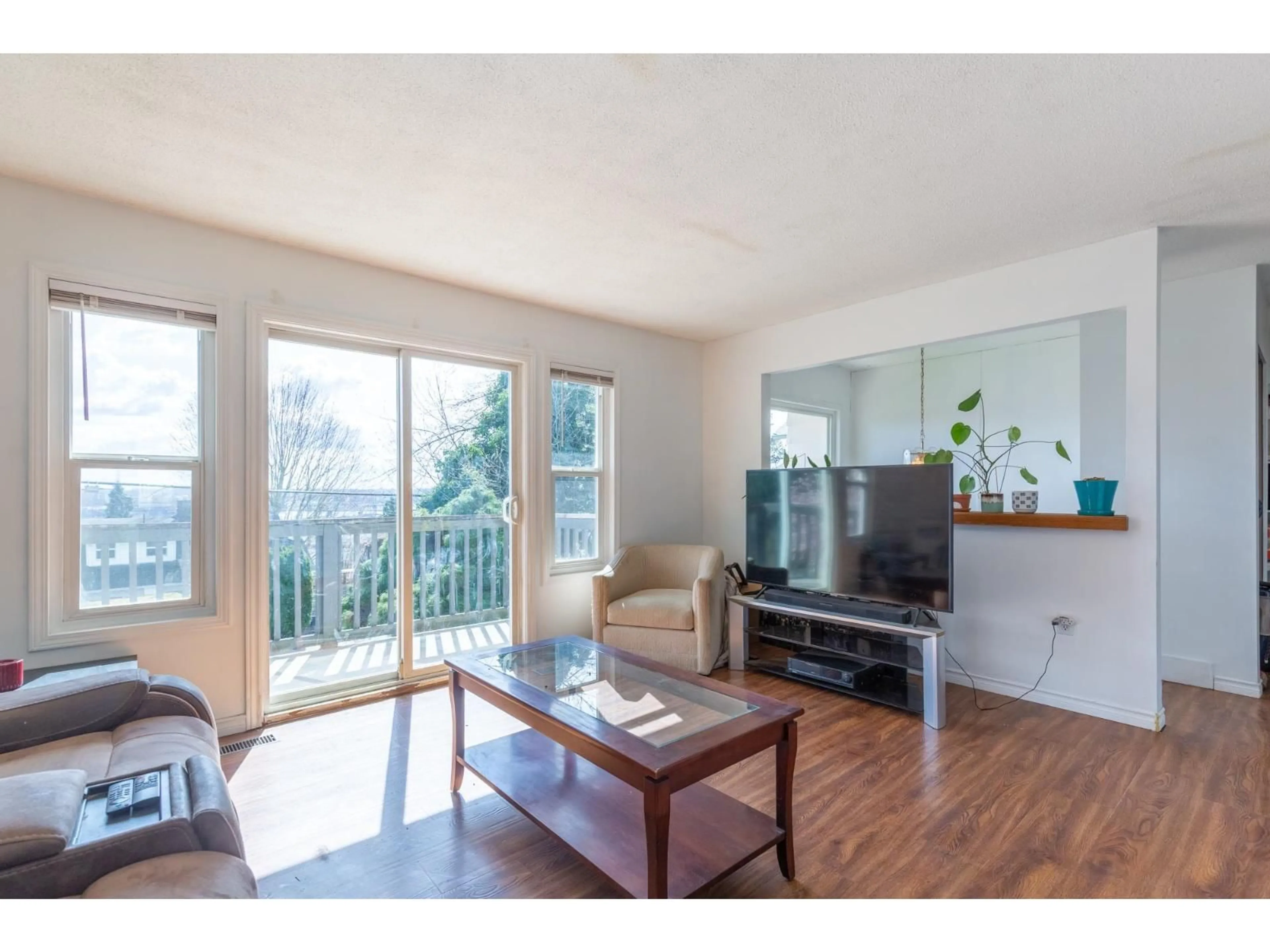 Living room with furniture, wood/laminate floor for 33457 2ND AVENUE, Mission British Columbia V2V1K6