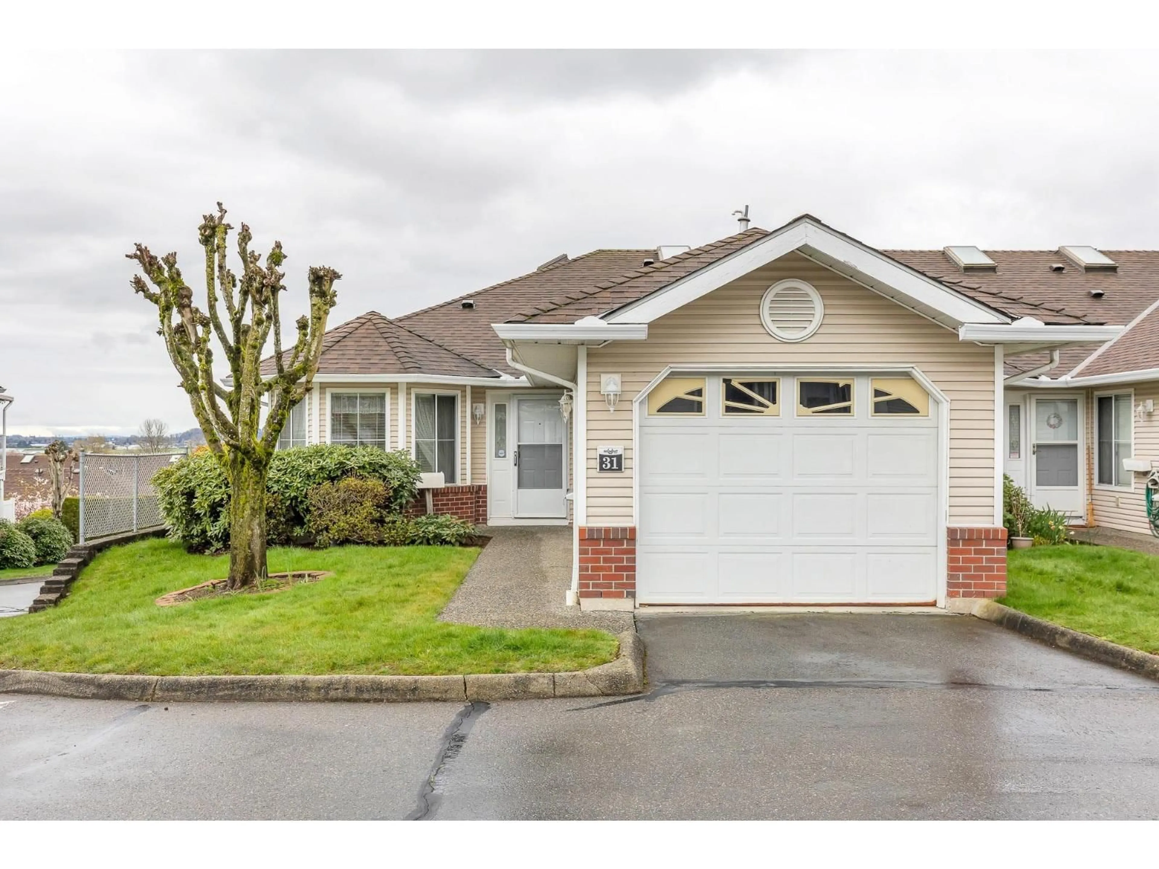 Home with vinyl exterior material, street for 31 - 1973 WINFIELD DRIVE, Abbotsford British Columbia V3T4R4