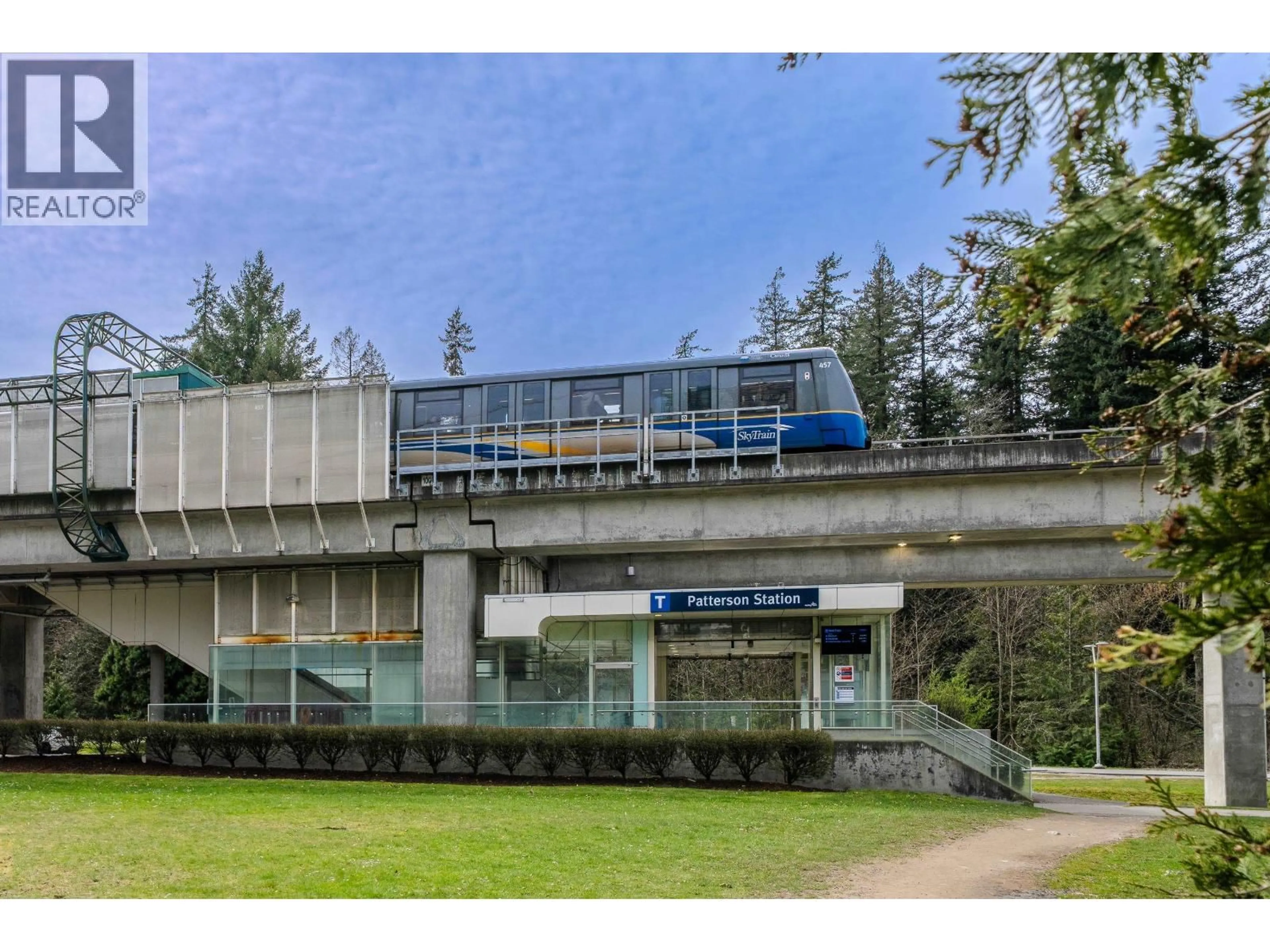 Indoor foyer for 215 - 5932 PATTERSON AVENUE, Burnaby British Columbia V5H4B4