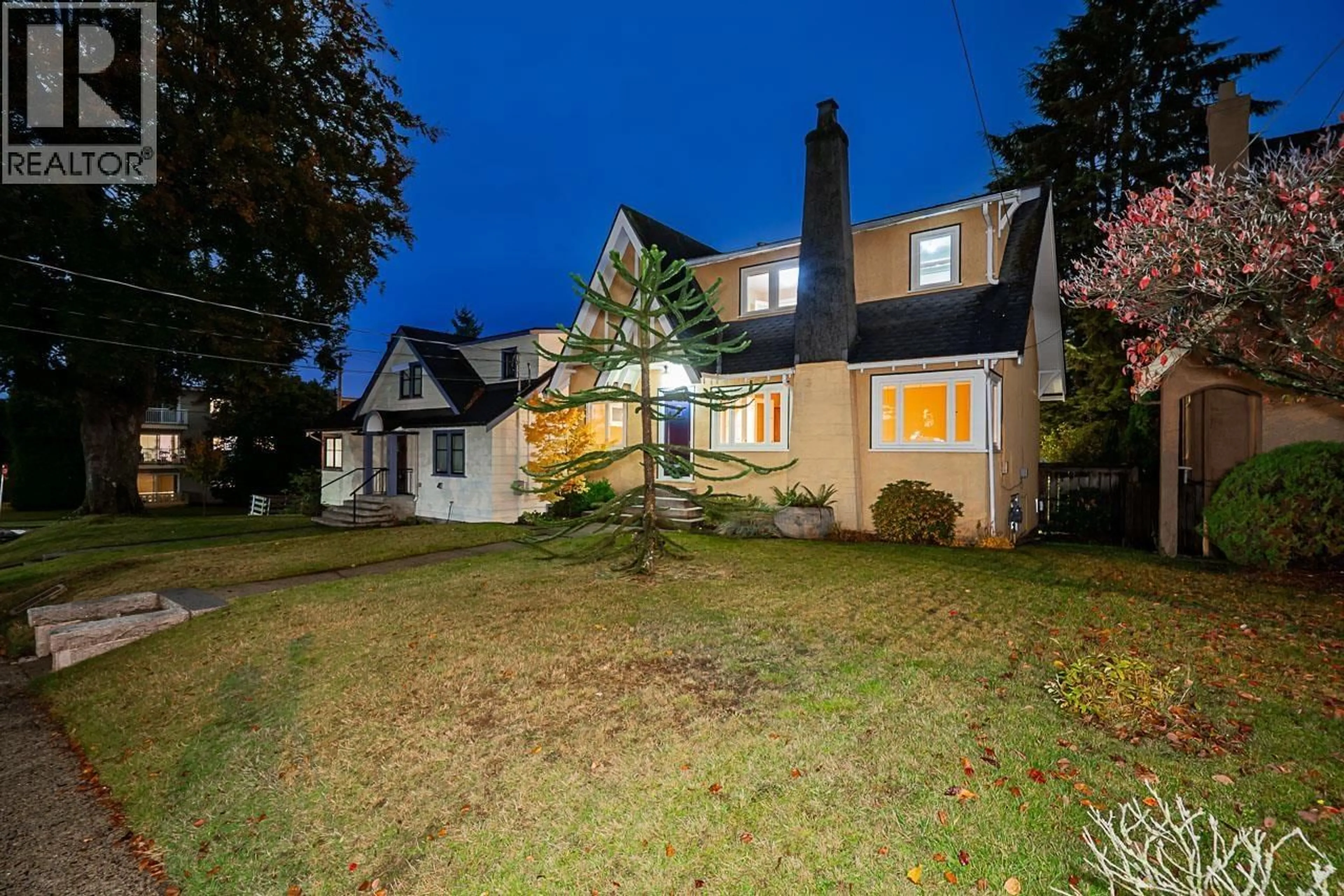 A pic from outside/outdoor area/front of a property/back of a property/a pic from drone, street for 310 ASH STREET, New Westminster British Columbia V3M3M6