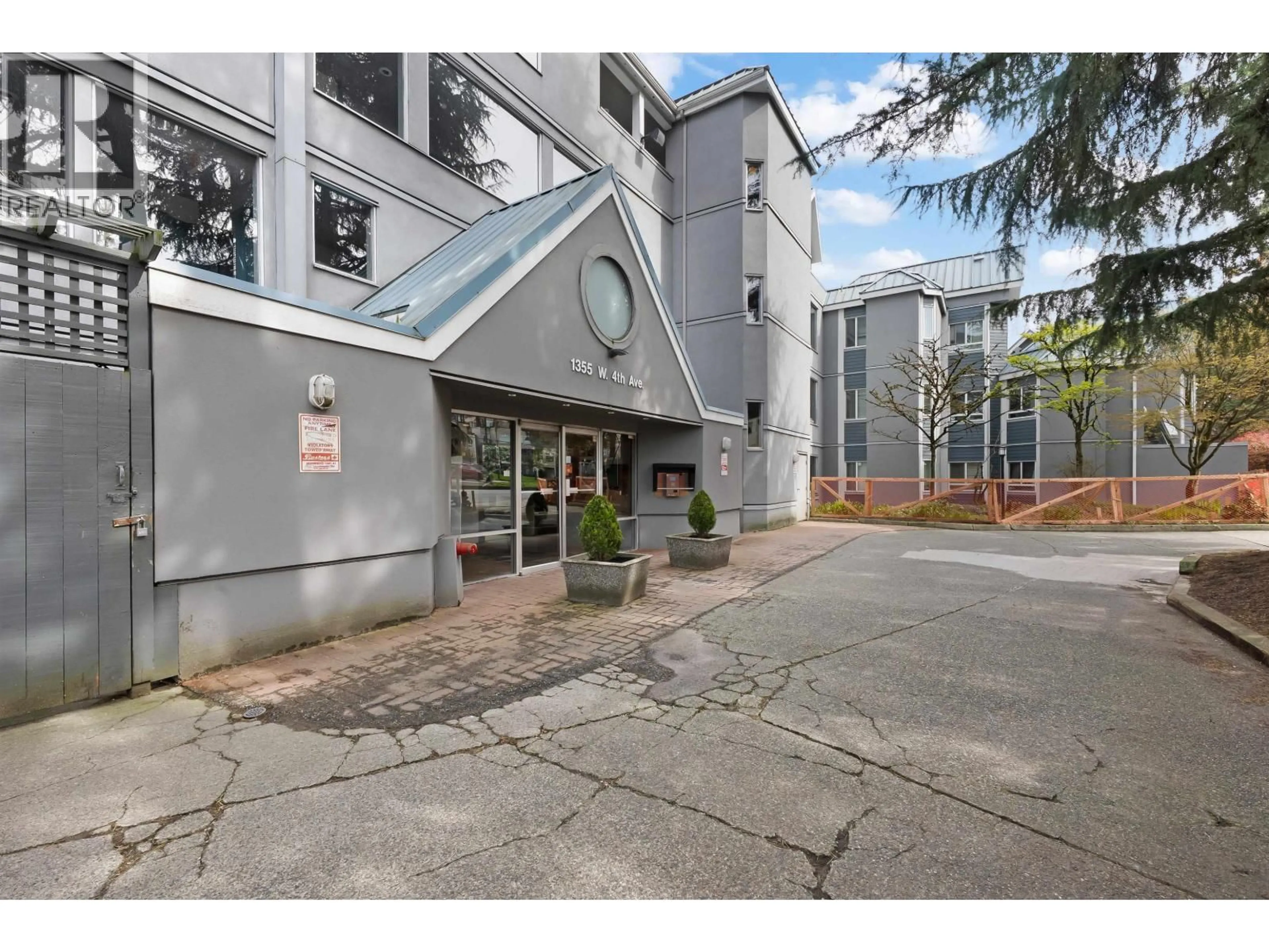 Indoor foyer for 8 - 1355 W 4TH AVENUE, Vancouver British Columbia V6H3Y8