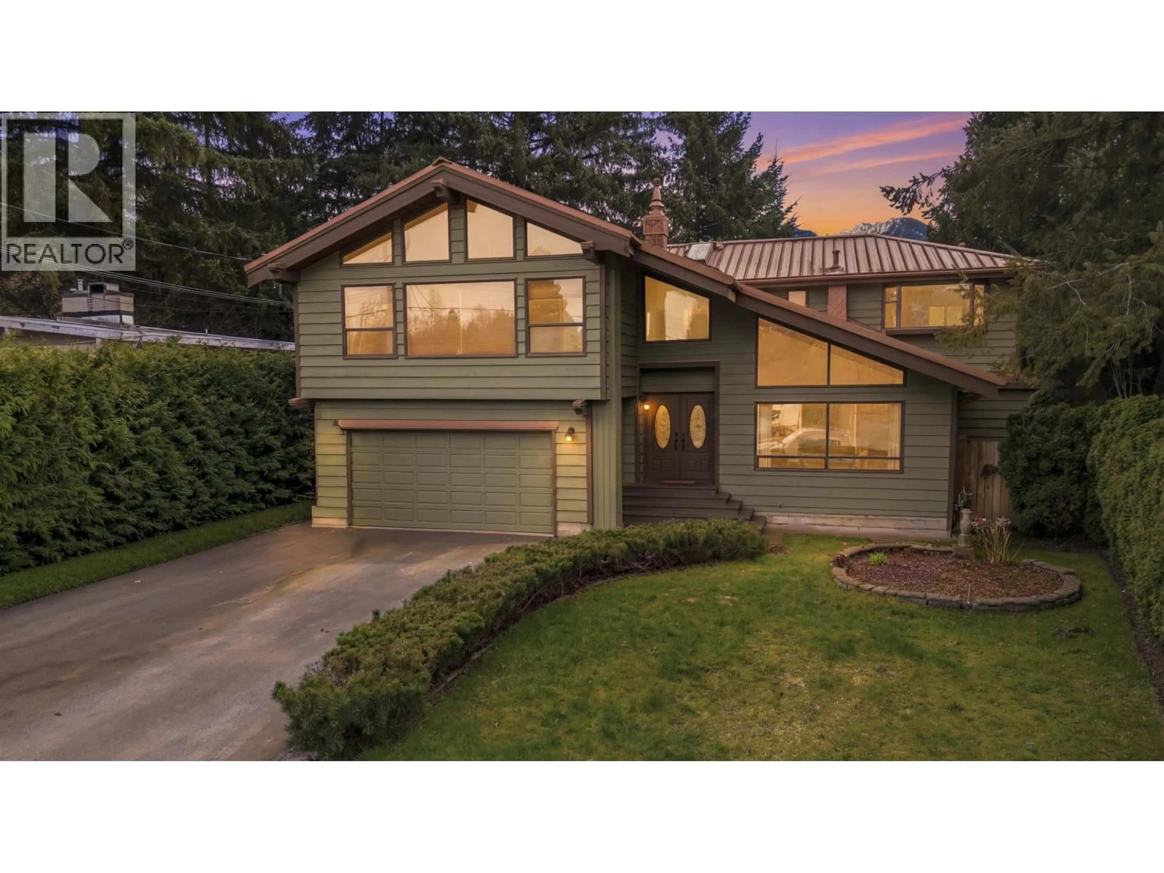 Home with vinyl exterior material, street for 2130 PARKWAY ROAD, Squamish British Columbia V8B0P3