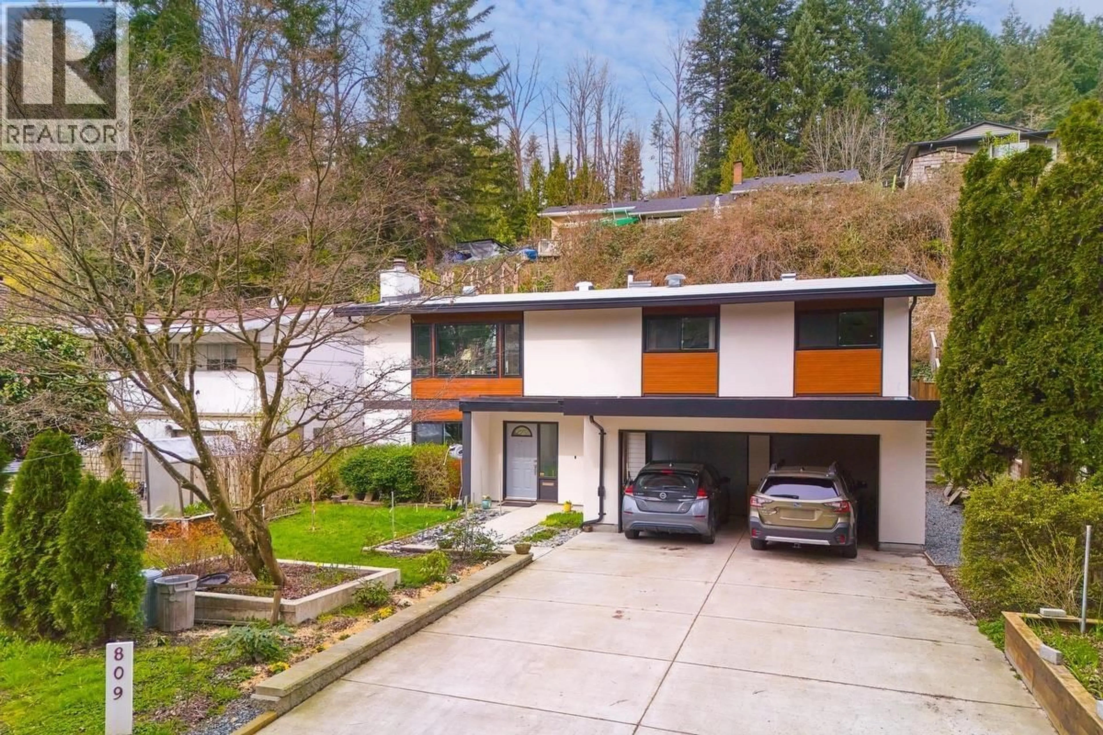 A pic from outside/outdoor area/front of a property/back of a property/a pic from drone, street for 809 SEYMOUR BOULEVARD, North Vancouver British Columbia V7J3S7