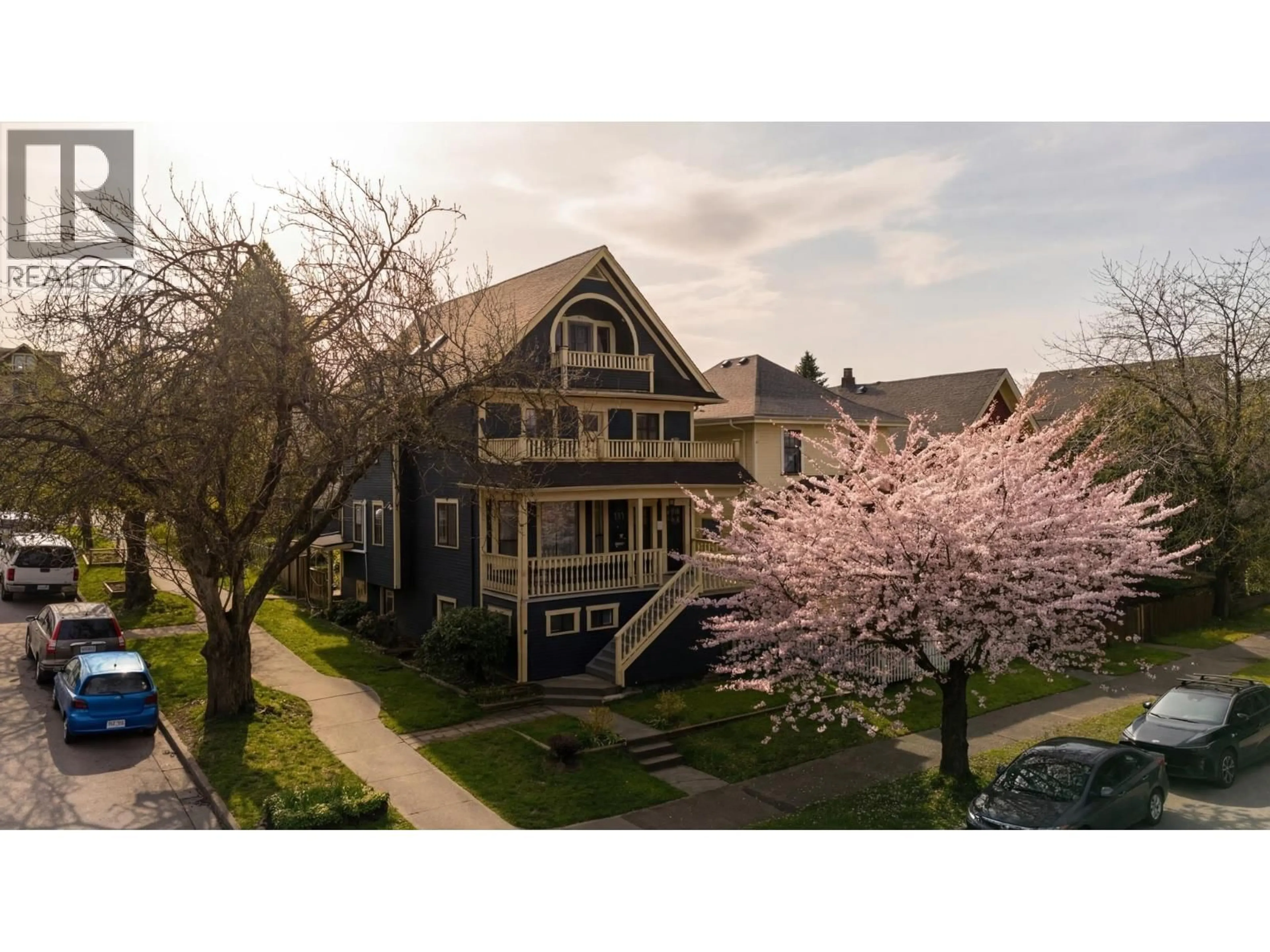 A pic from outside/outdoor area/front of a property/back of a property/a pic from drone, street for 796 13TH AVENUE, Vancouver British Columbia V5T2L3