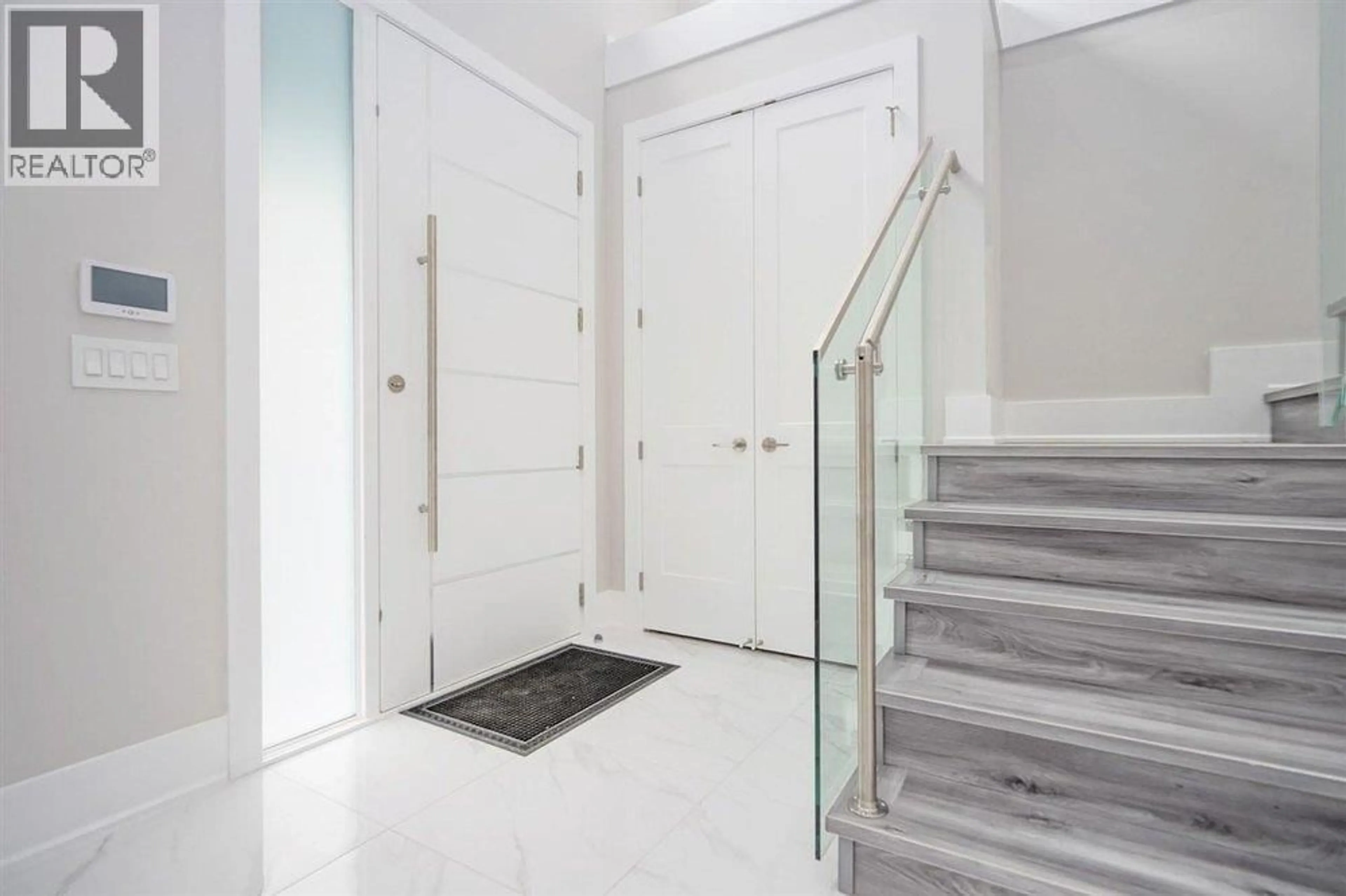 Indoor entryway for 9131 STEVESTON HIGHWAY, Richmond British Columbia V7A1M6