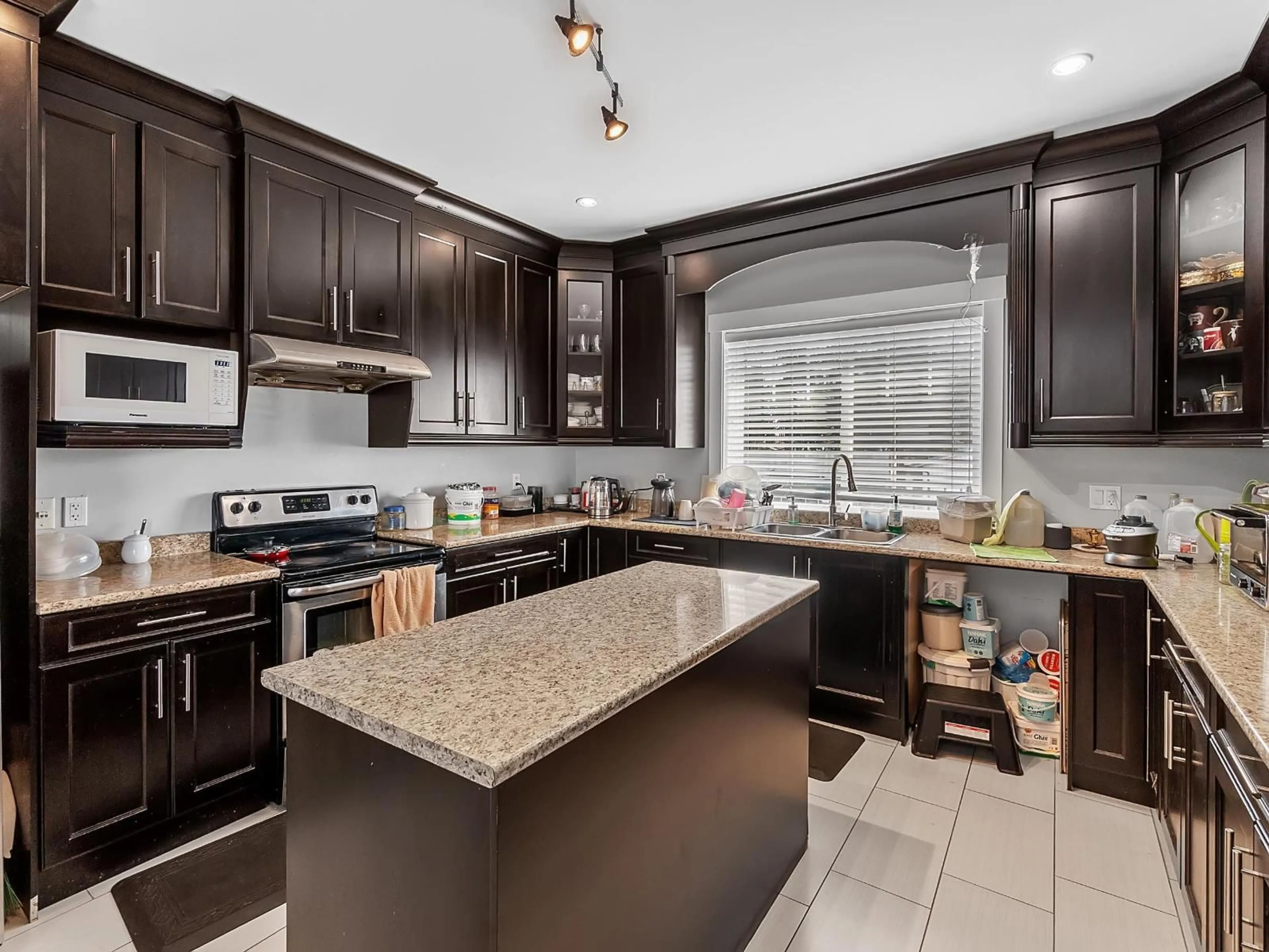 Open concept kitchen, ceramic/tile floor for 819 CLEARBROOK ROAD, Abbotsford British Columbia V2T5X2